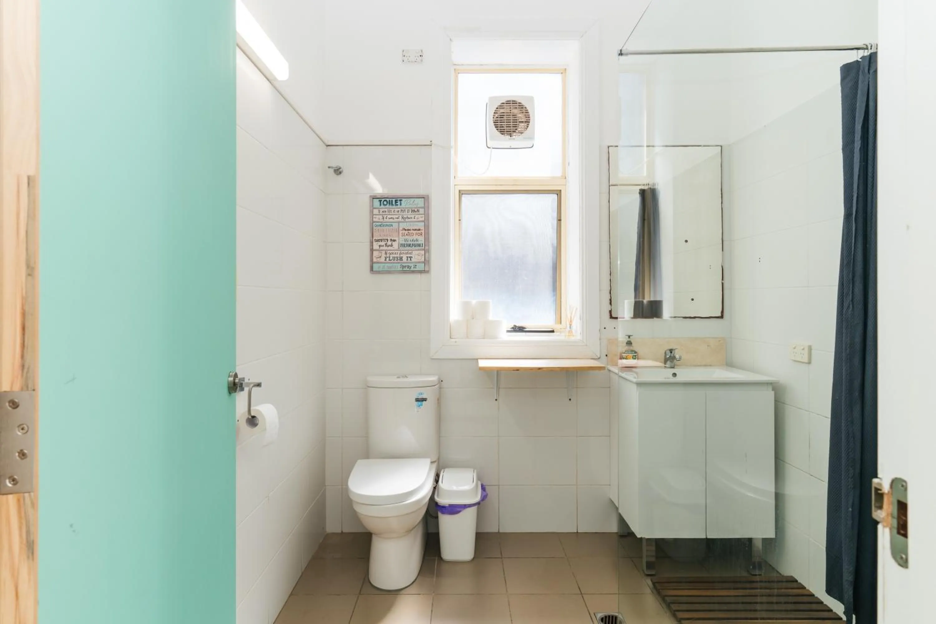 Shower in Manly Beach Guesthouse