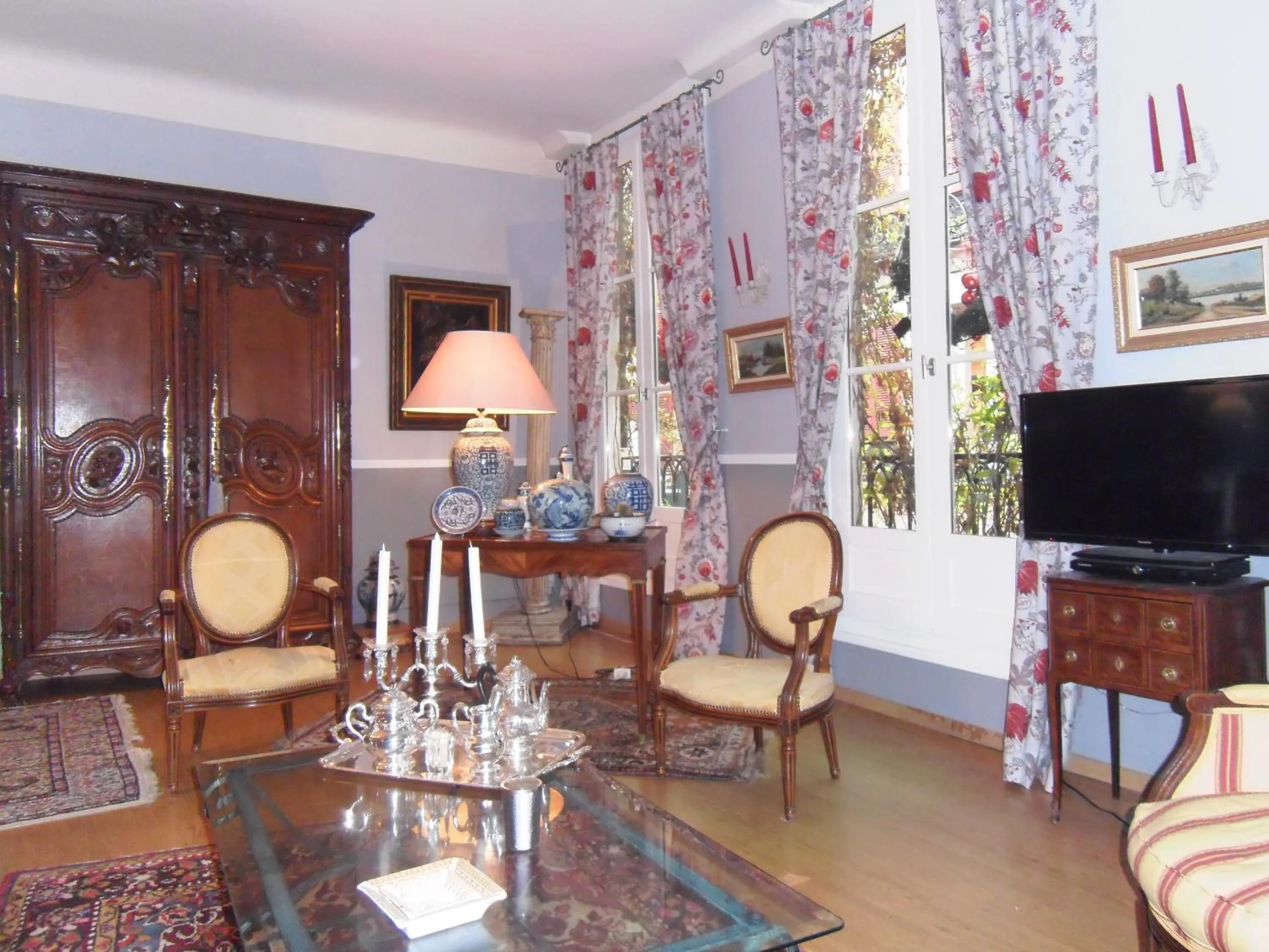 Communal lounge/ TV room in Hôtel des Arceaux