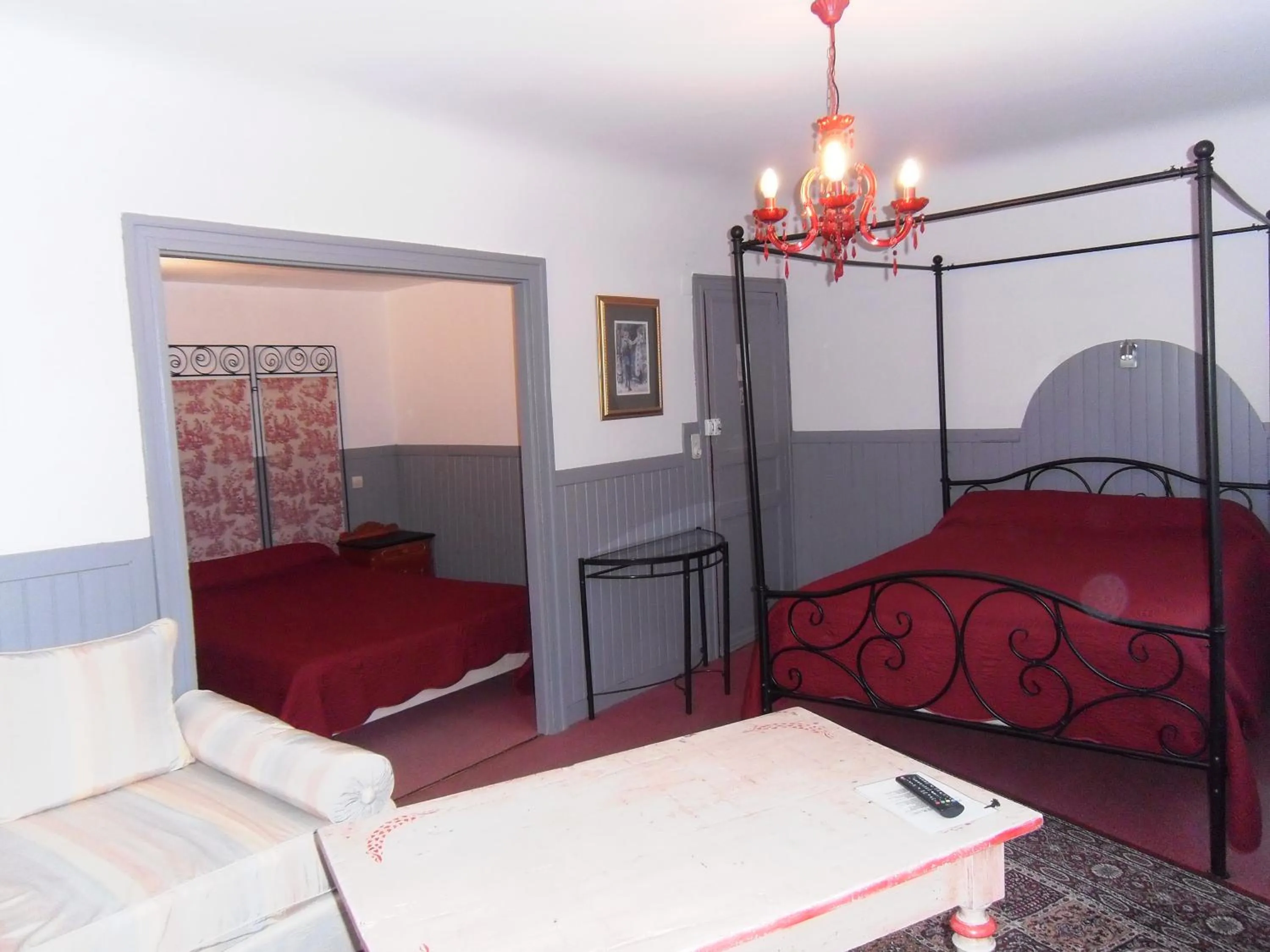 Photo of the whole room, Bed in Hôtel des Arceaux