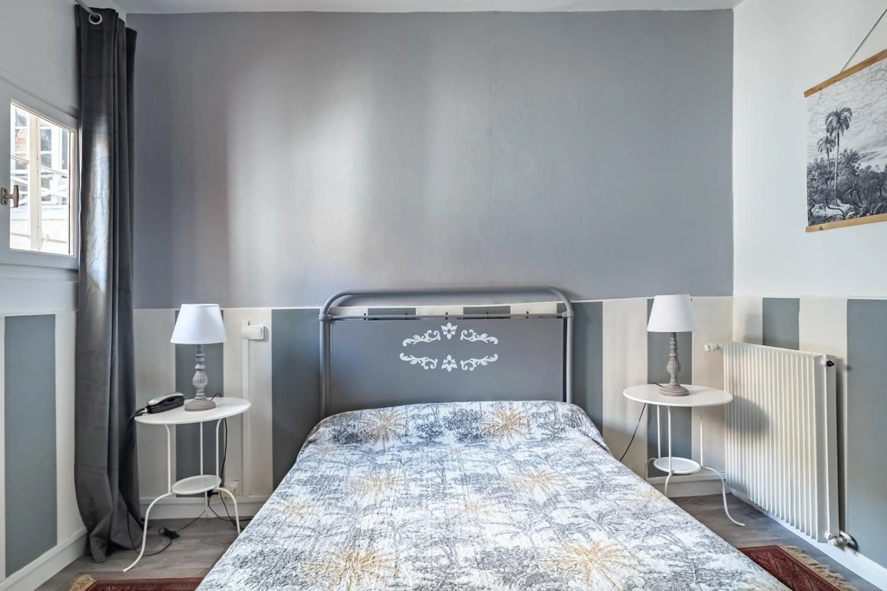 Bed in Hôtel des Arceaux