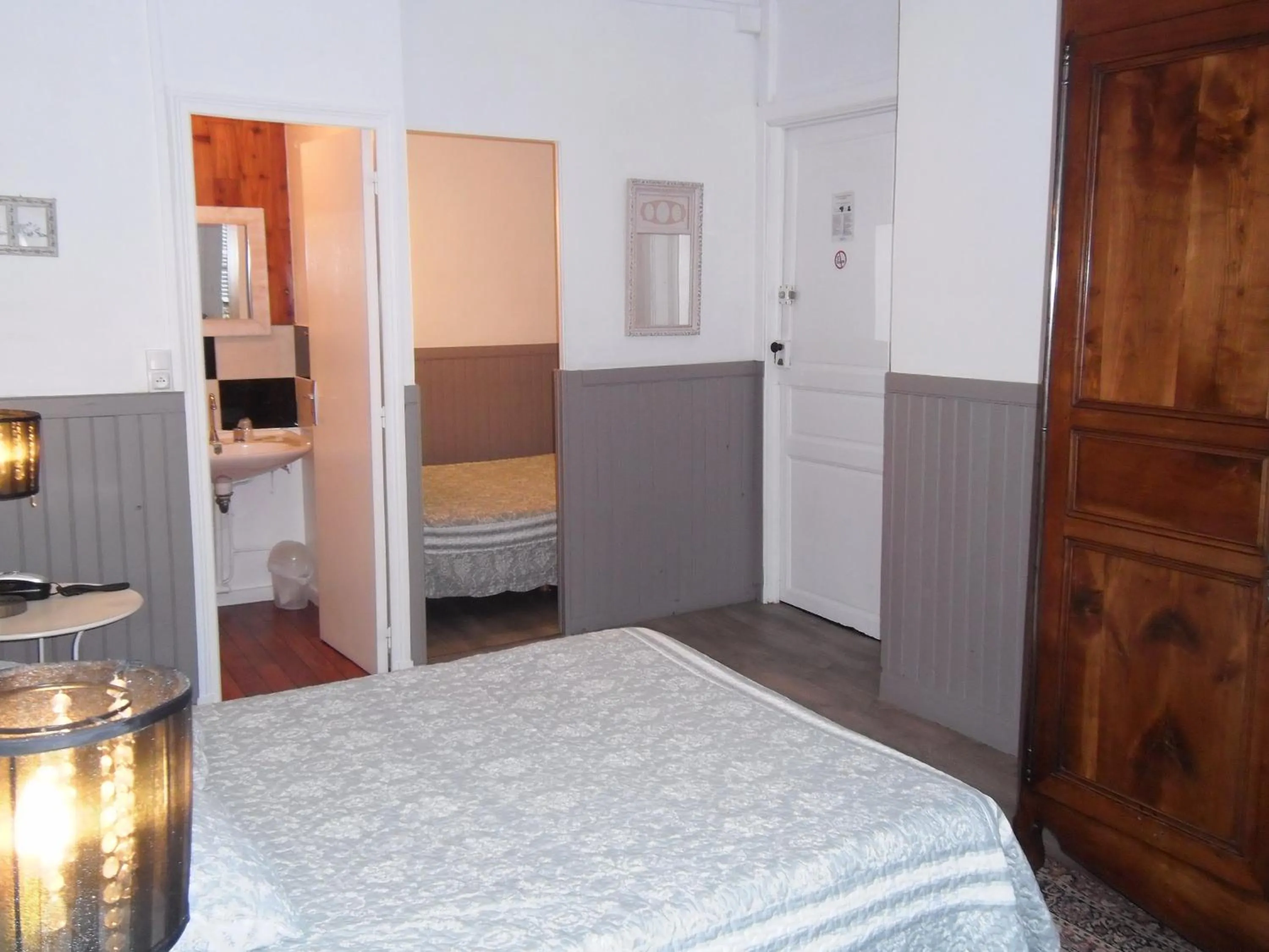 Photo of the whole room, Bed in Hôtel des Arceaux