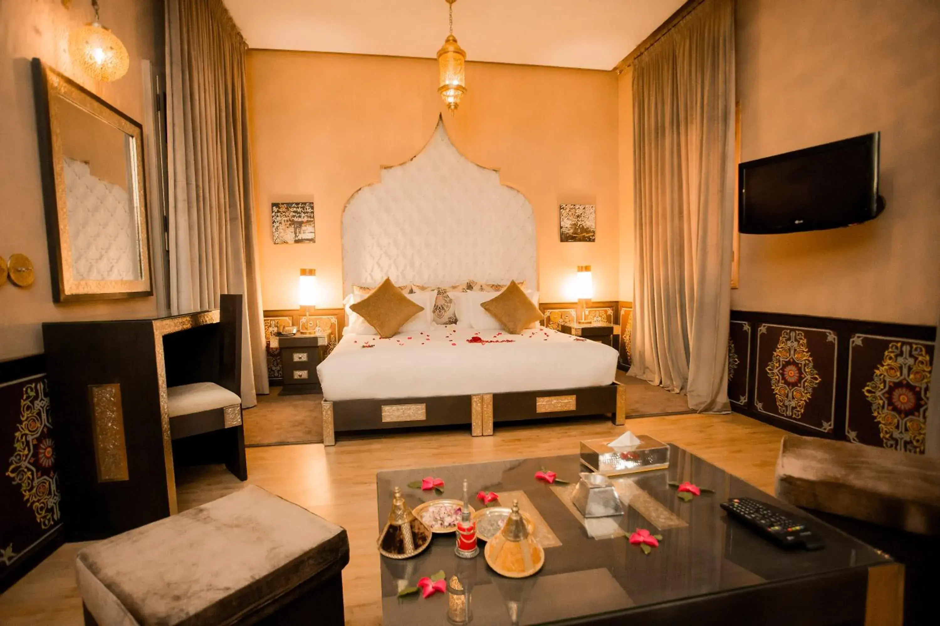 Property building, Bed in Palais Dar Si Aissa ALL-SUITES