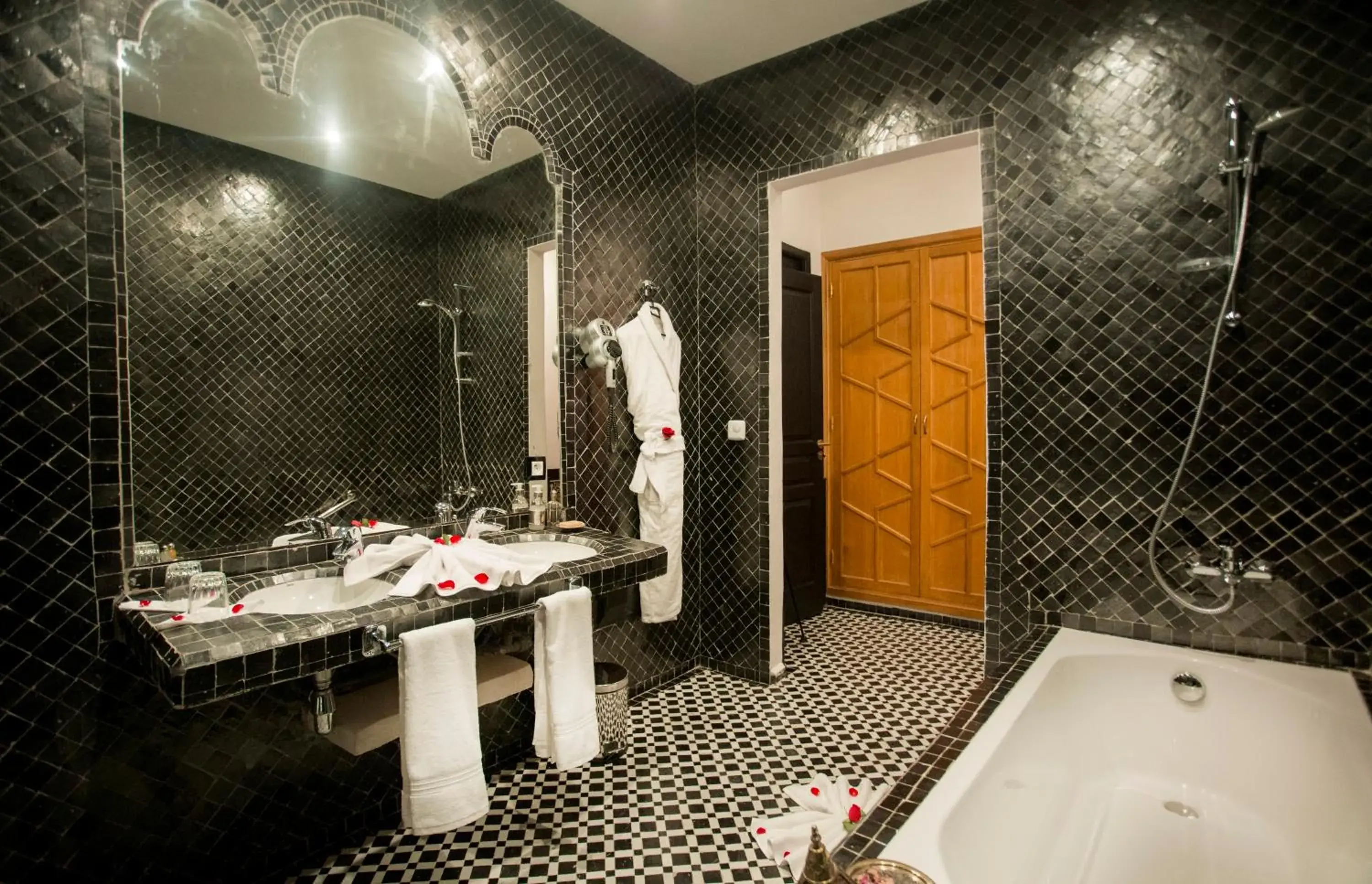 Property building, Bathroom in Palais Dar Si Aissa ALL-SUITES