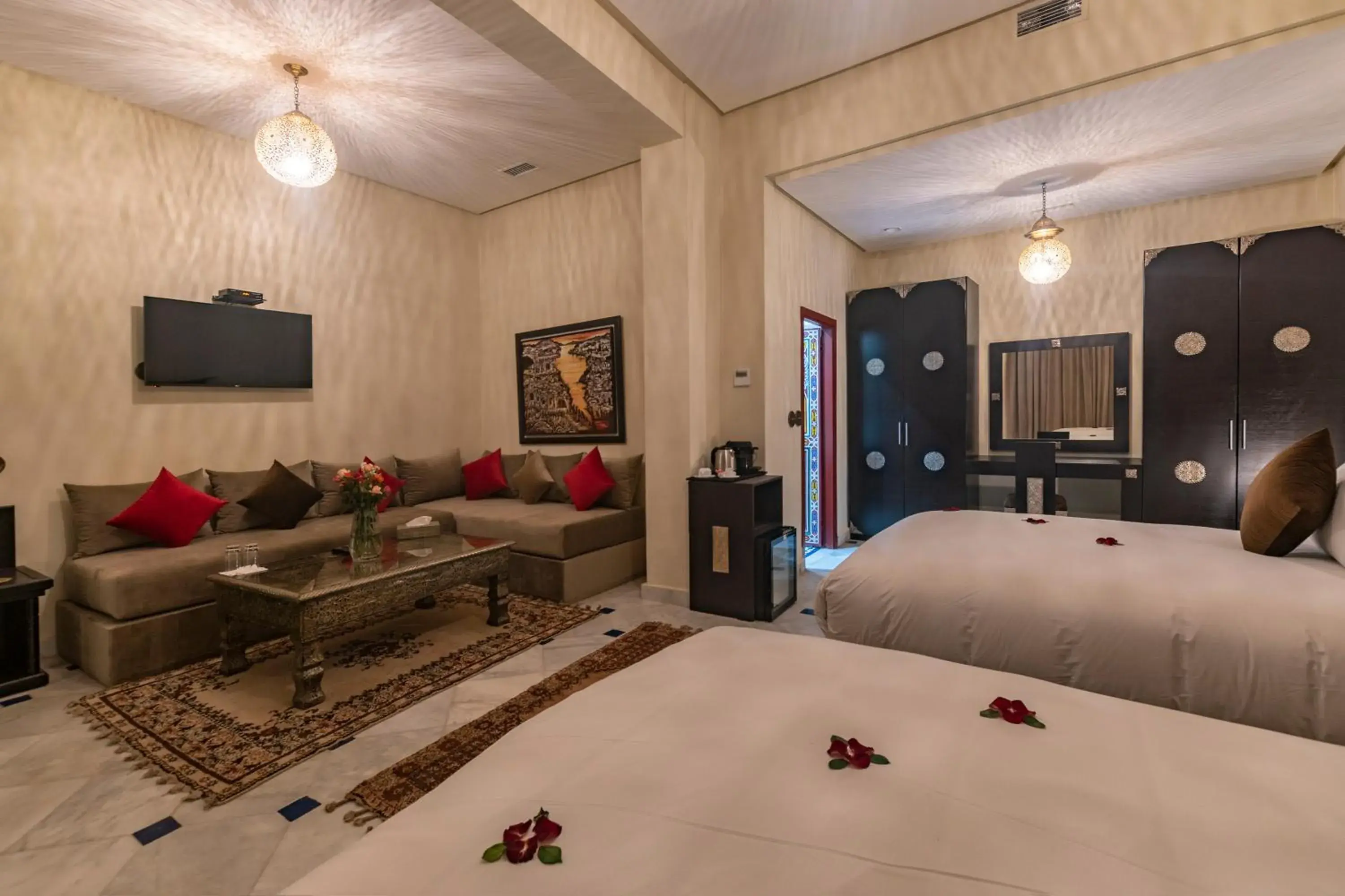 Photo of the whole room, Bed in Palais Dar Si Aissa ALL-SUITES