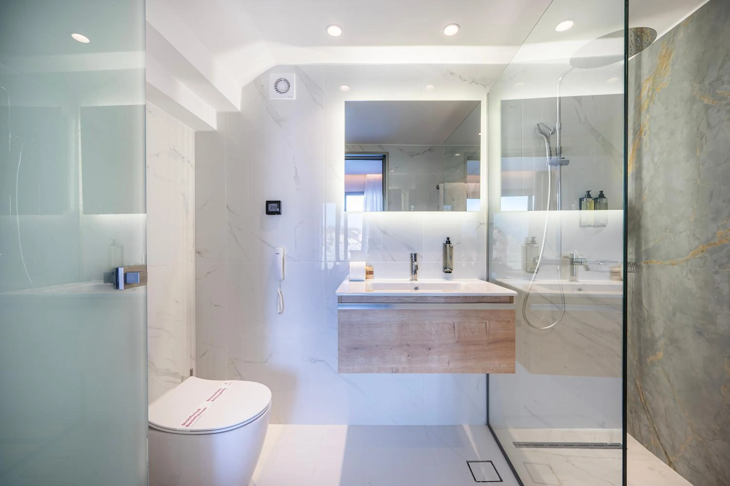 Shower in Athina Palace Resort & Spa