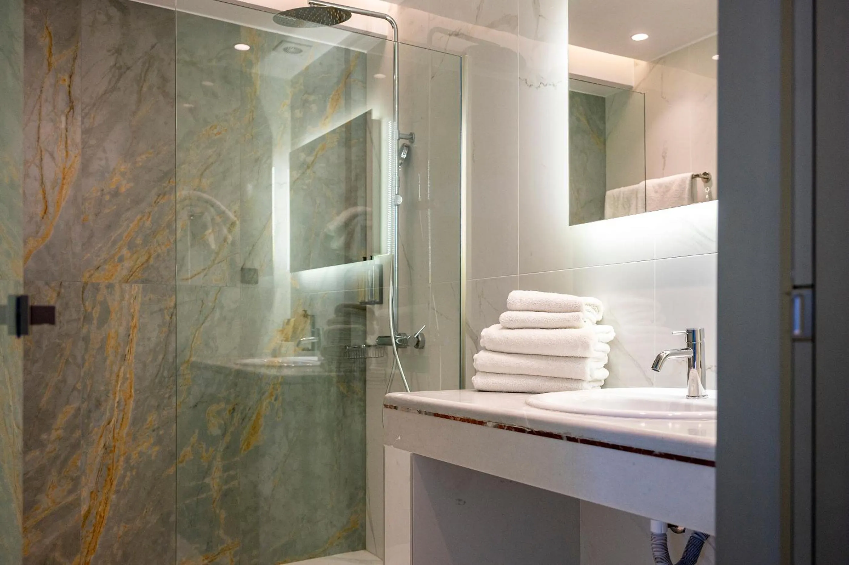 Shower in Athina Palace Resort & Spa