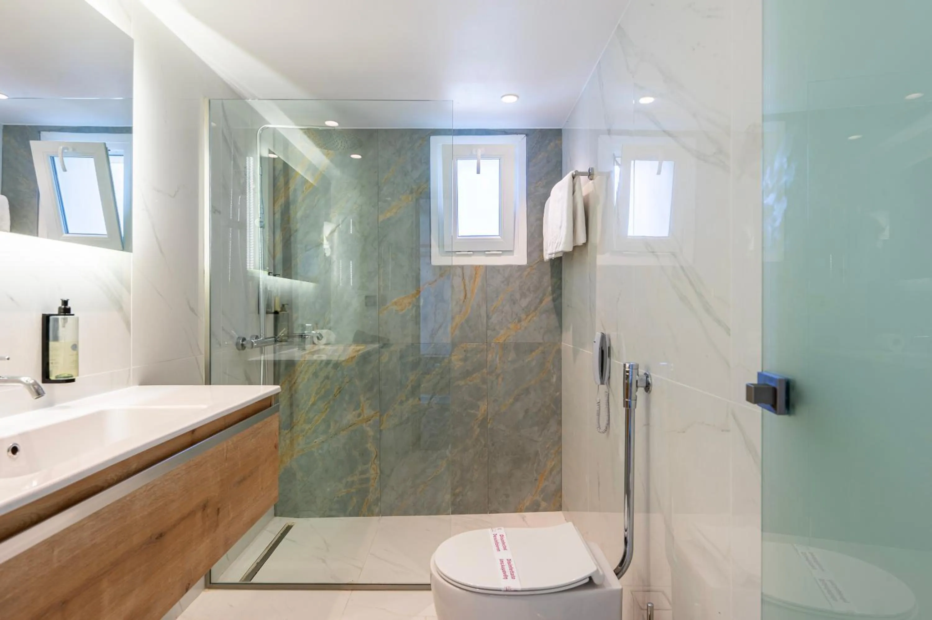 Shower in Athina Palace Resort & Spa