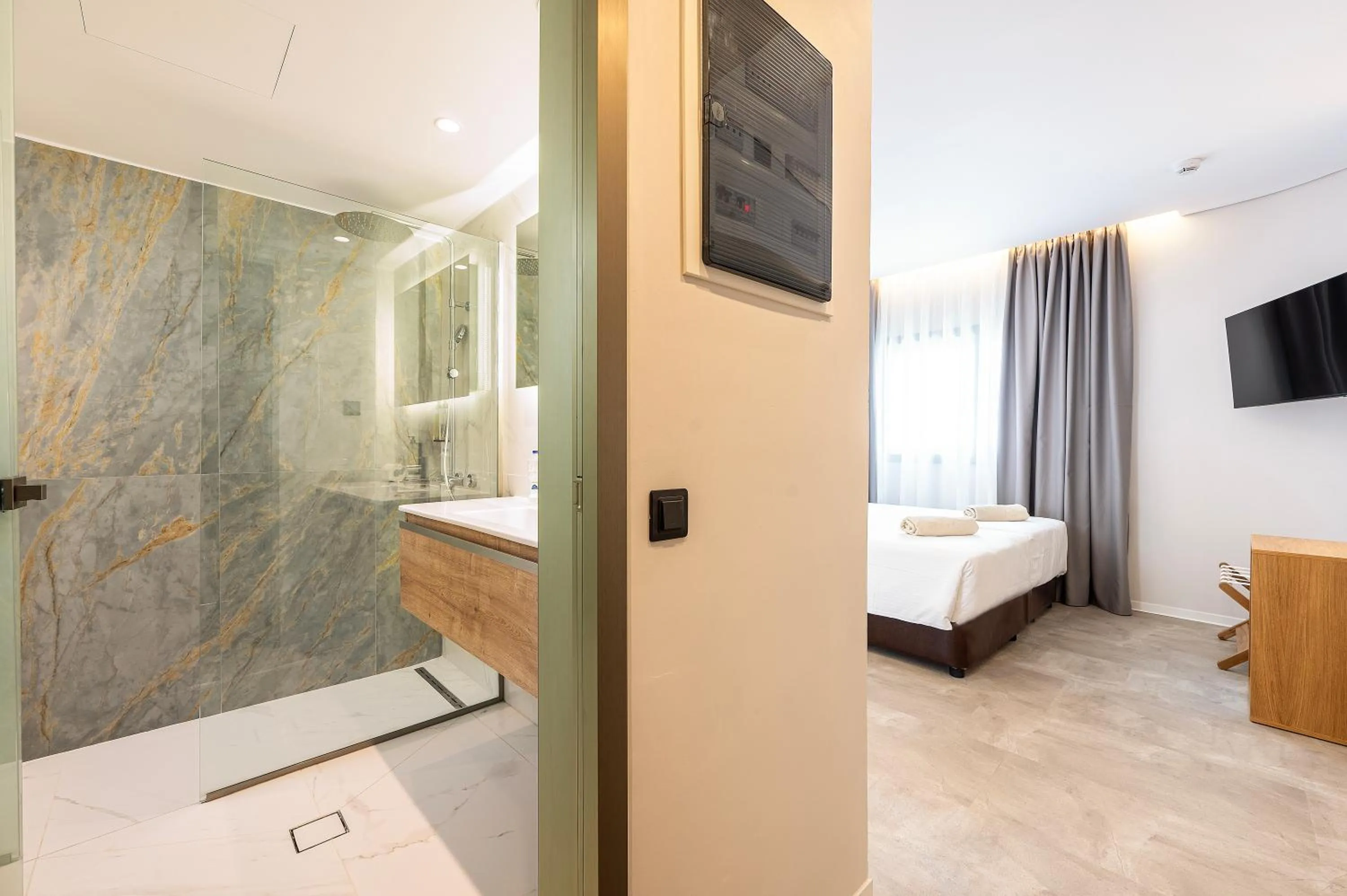 Shower, Bed in Athina Palace Resort & Spa