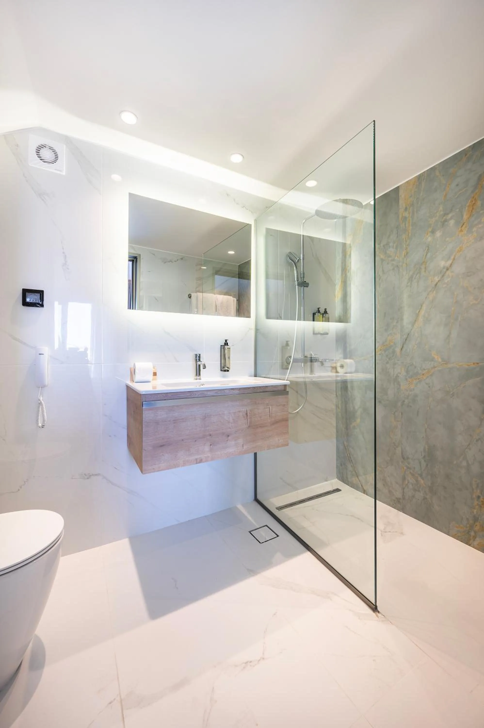 Shower in Athina Palace Resort & Spa