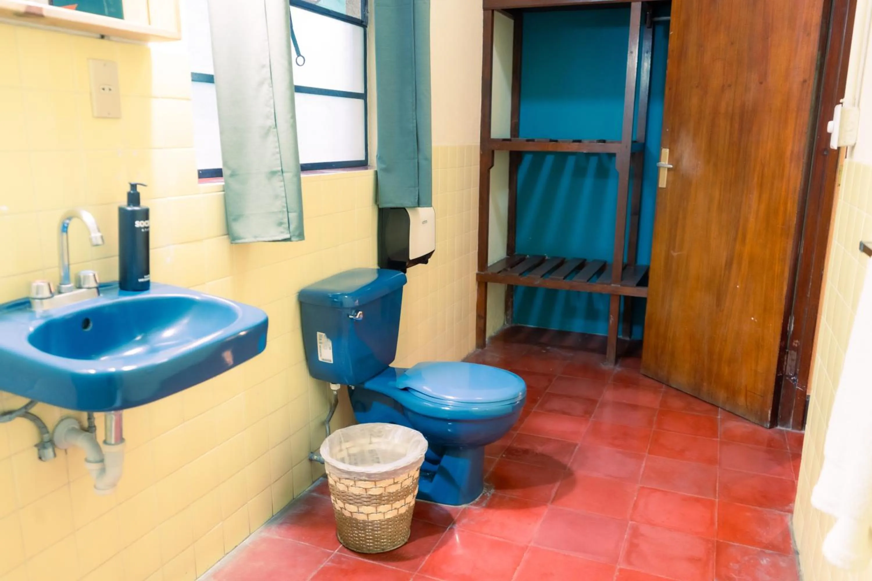 Toilet in Socialtel Atitlan