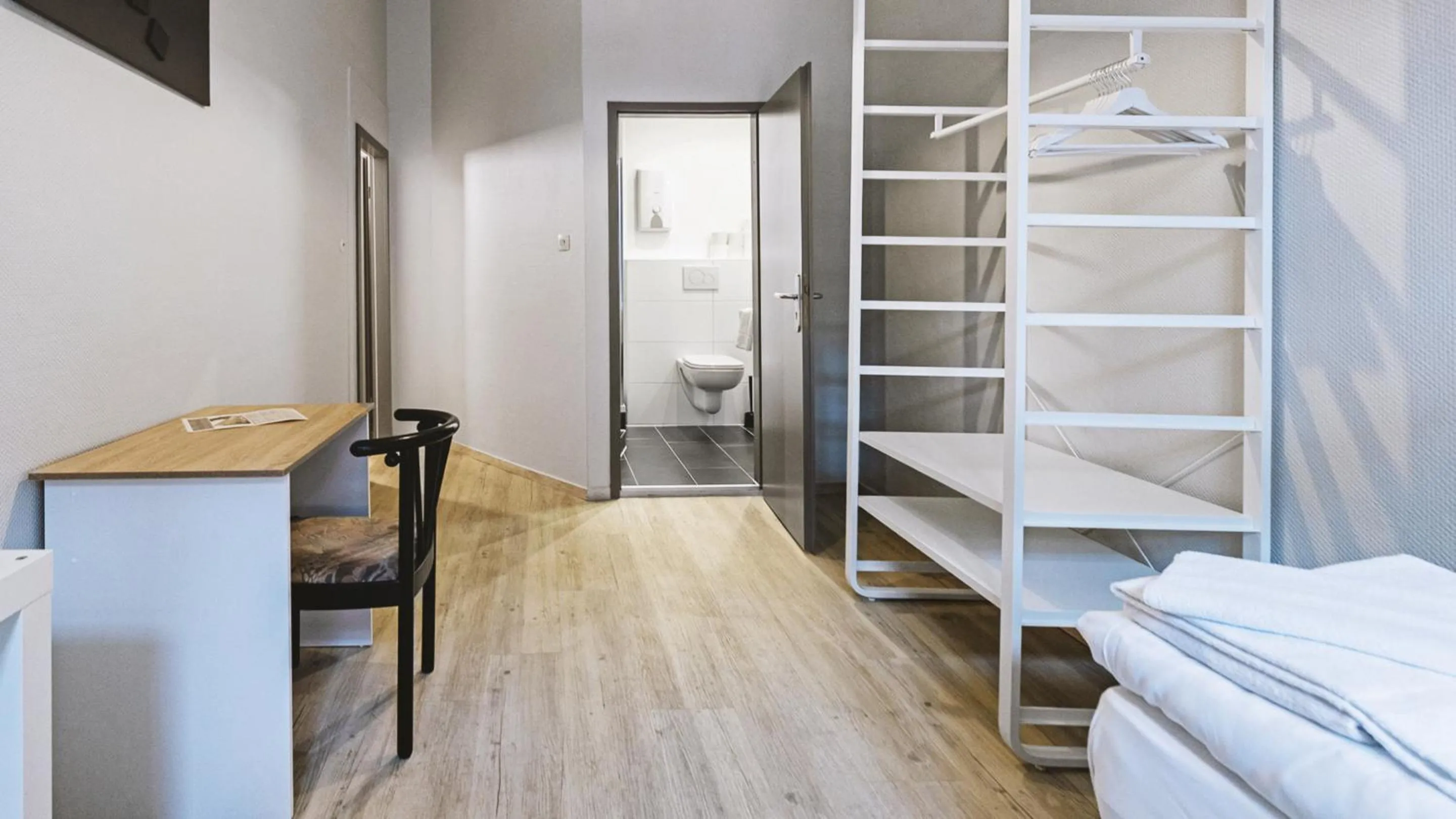 Bathroom, Bed in Hotel Schwaferts