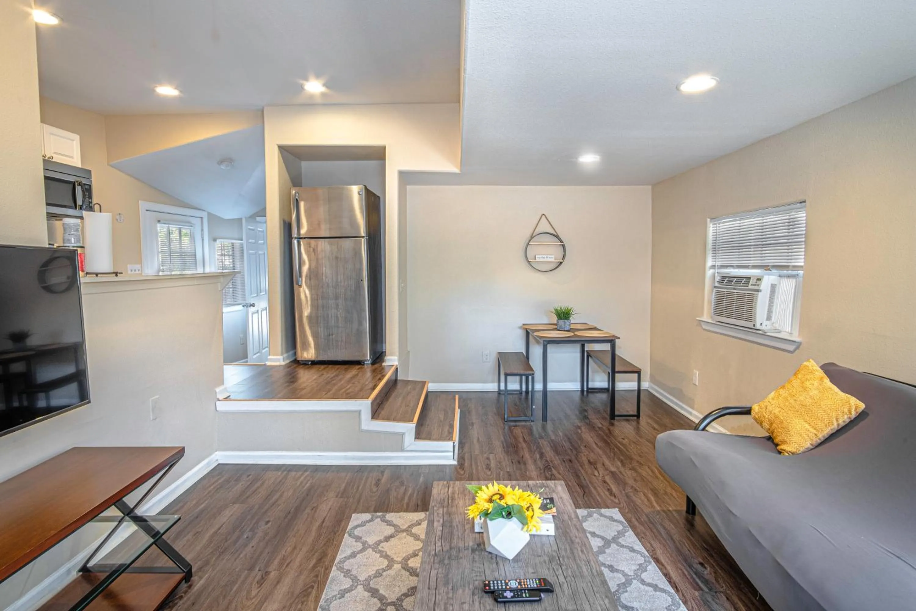 Dining area in Houston St Guest house near Downtown/Military base