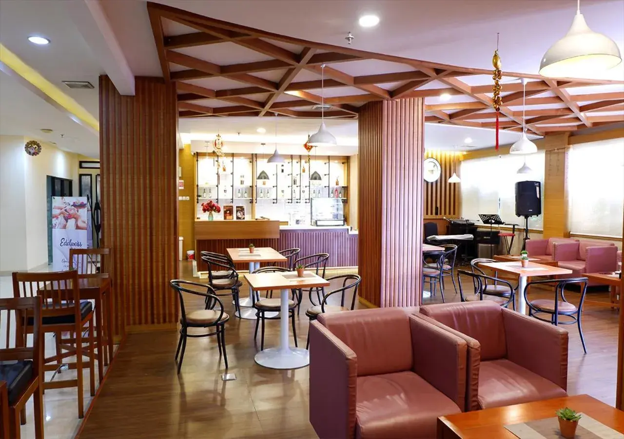 Lounge or bar in Manise Hotel Lounge or bar in Manise Hotel