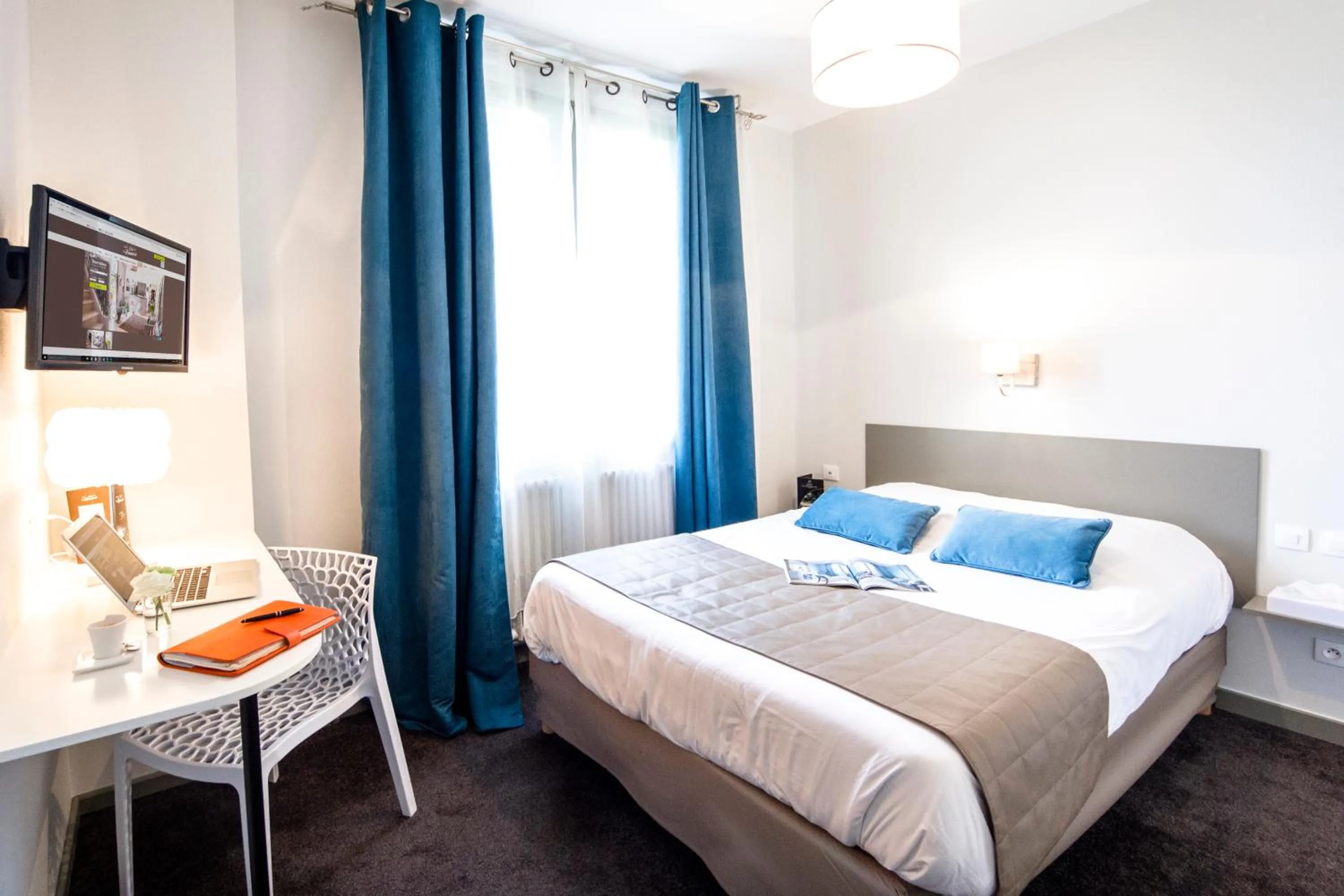 Bedroom, Bed in Hotel De La Pommeraie