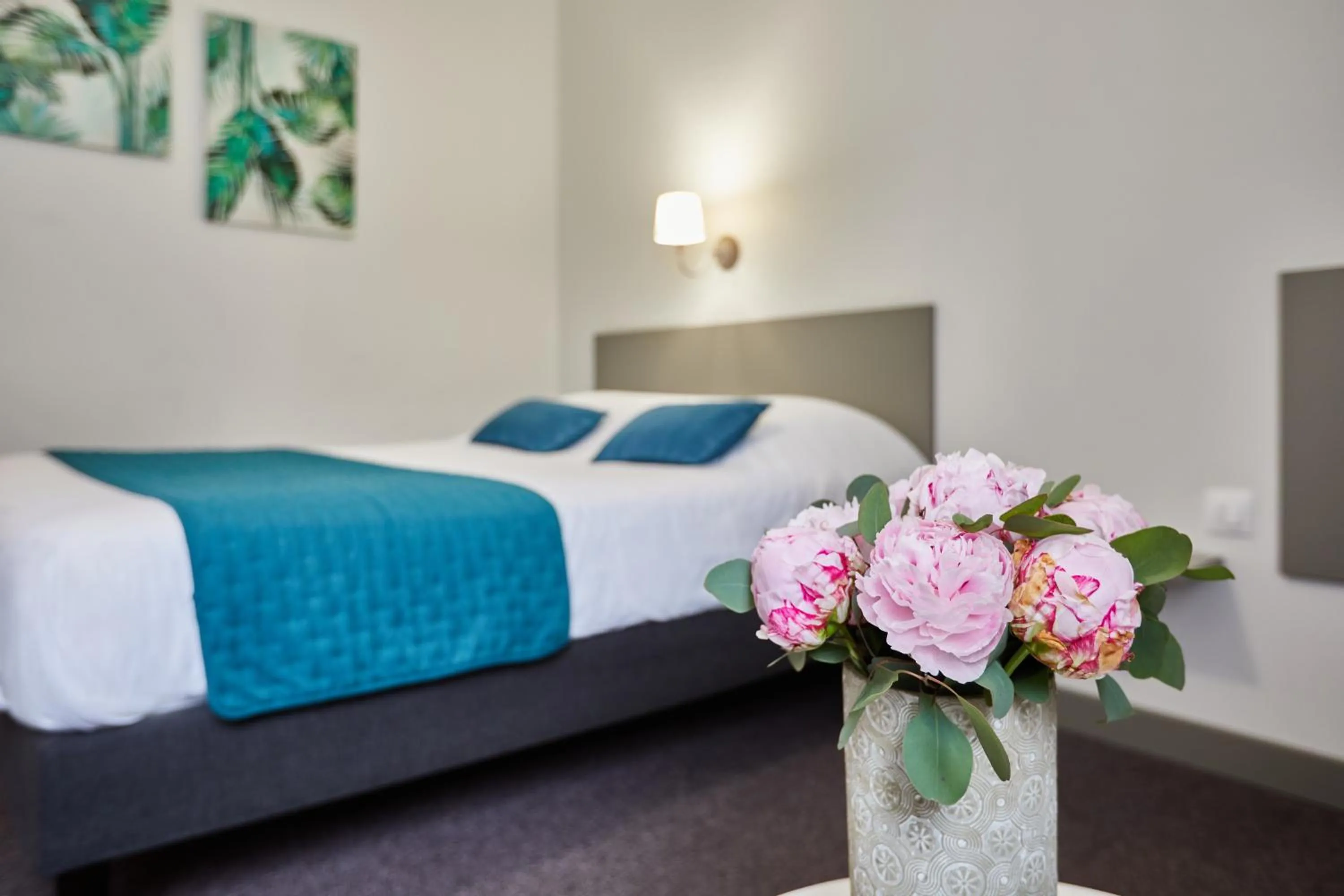 Property building, Bed in Hotel De La Pommeraie