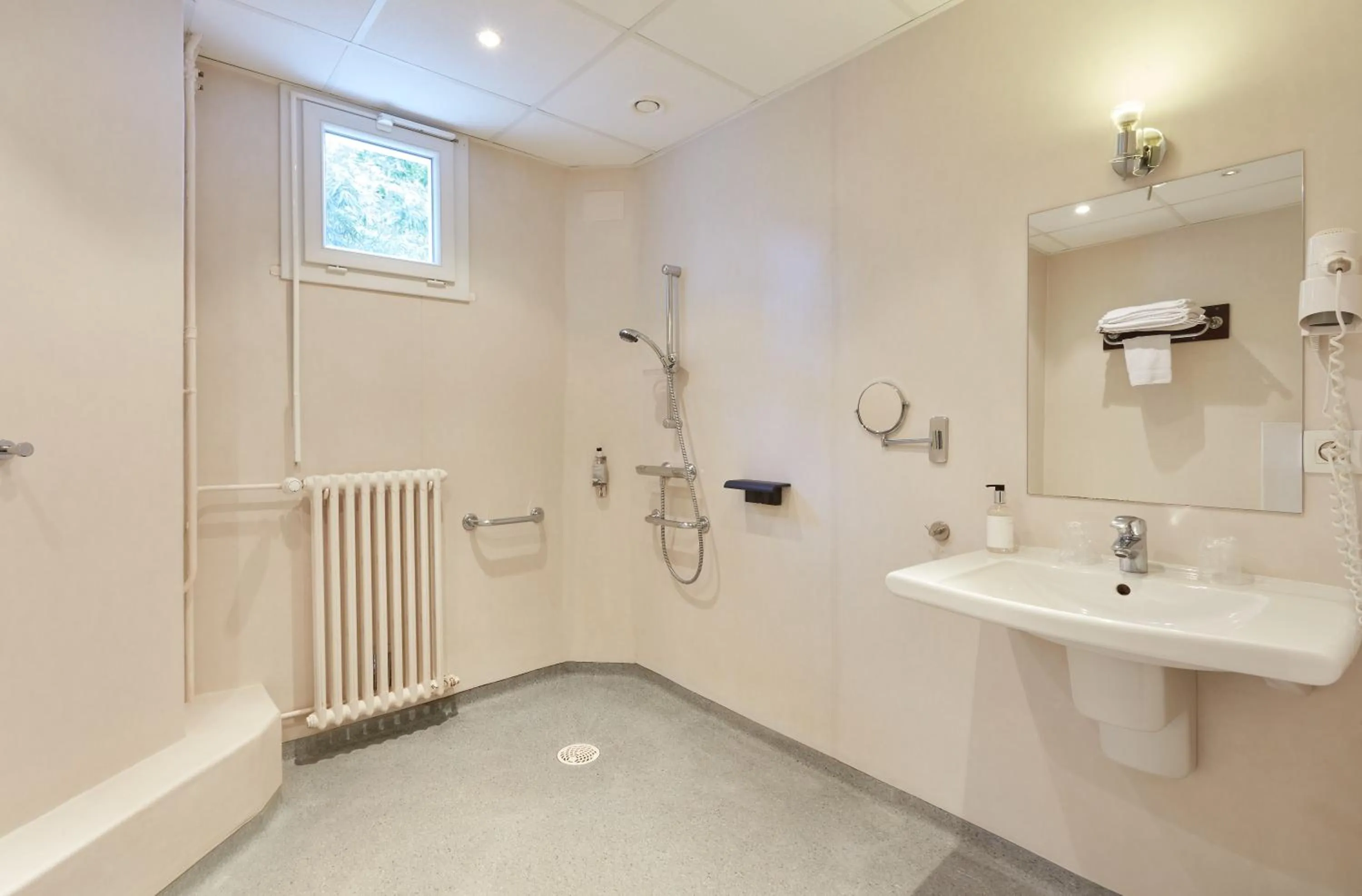 Shower in Hotel De La Pommeraie