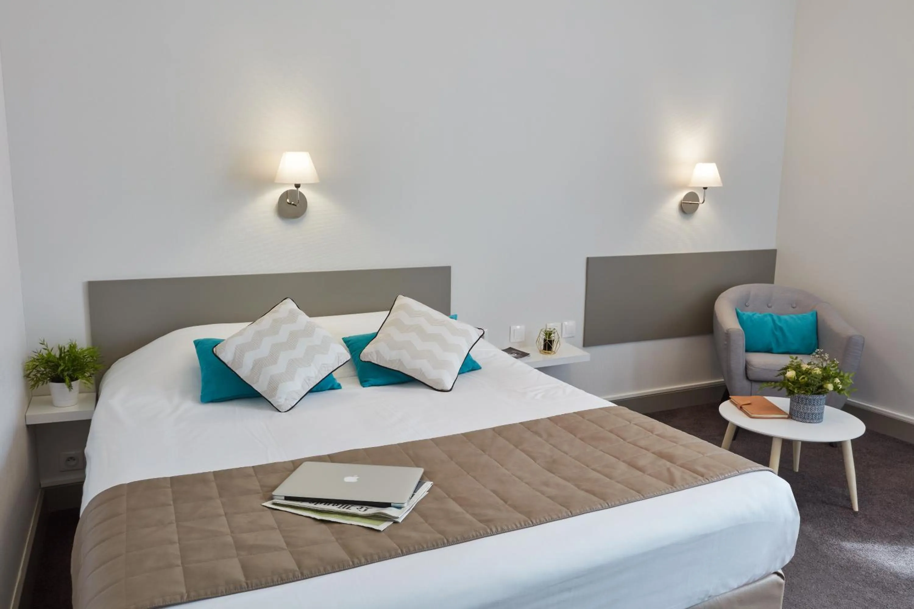 Photo of the whole room, Bed in Hotel De La Pommeraie