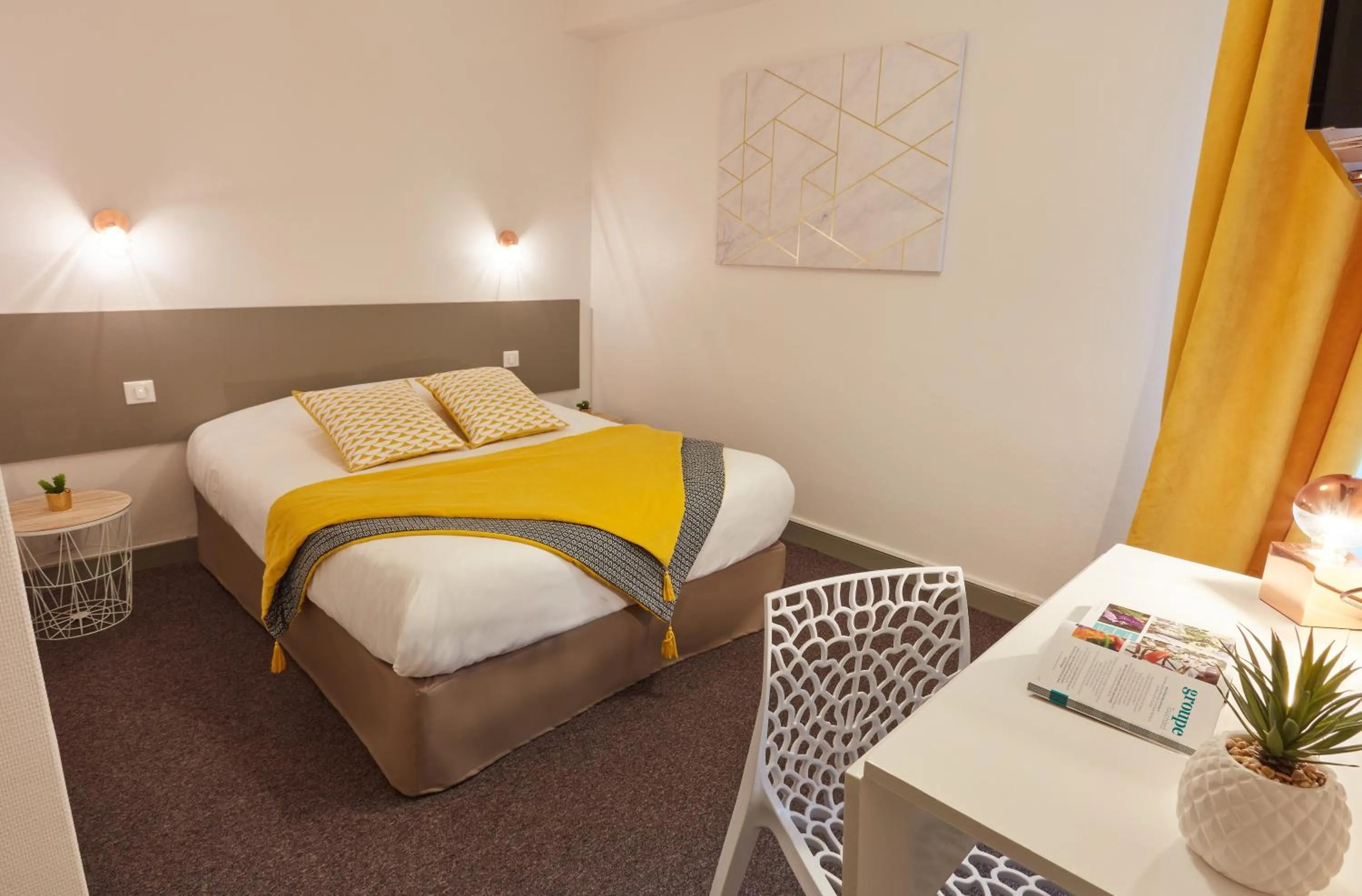 Photo of the whole room, Bed in Hotel De La Pommeraie