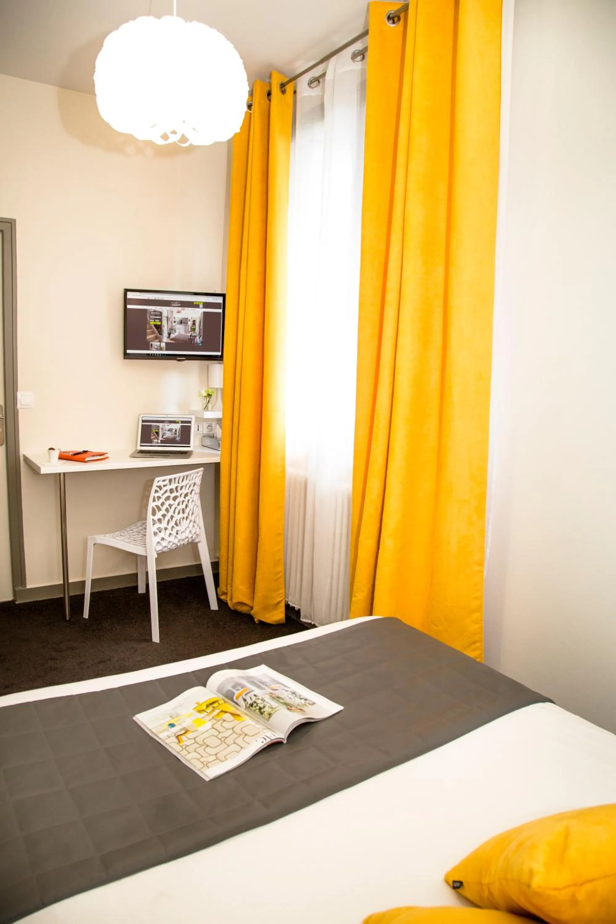 Bedroom, Bed in Hotel De La Pommeraie