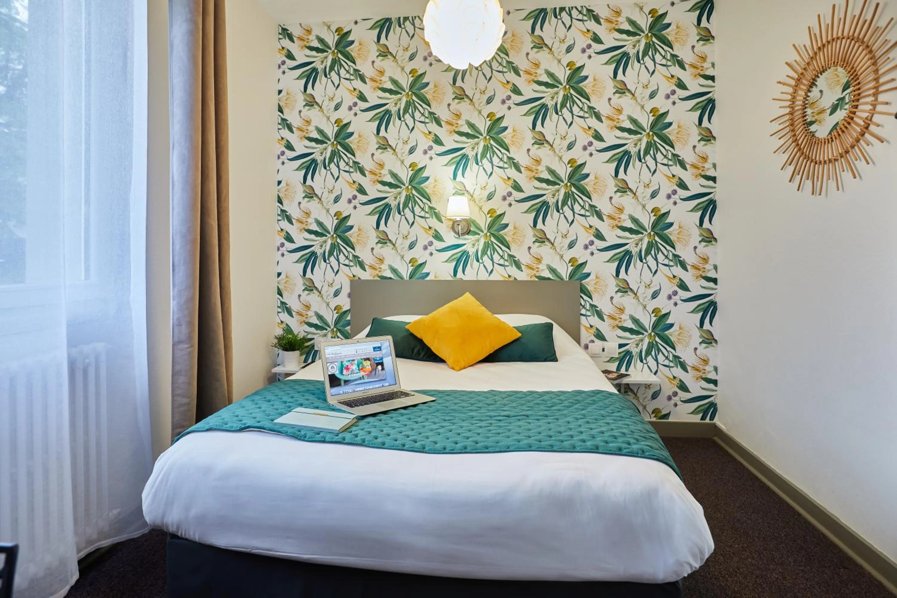 Property building, Bed in Hotel De La Pommeraie