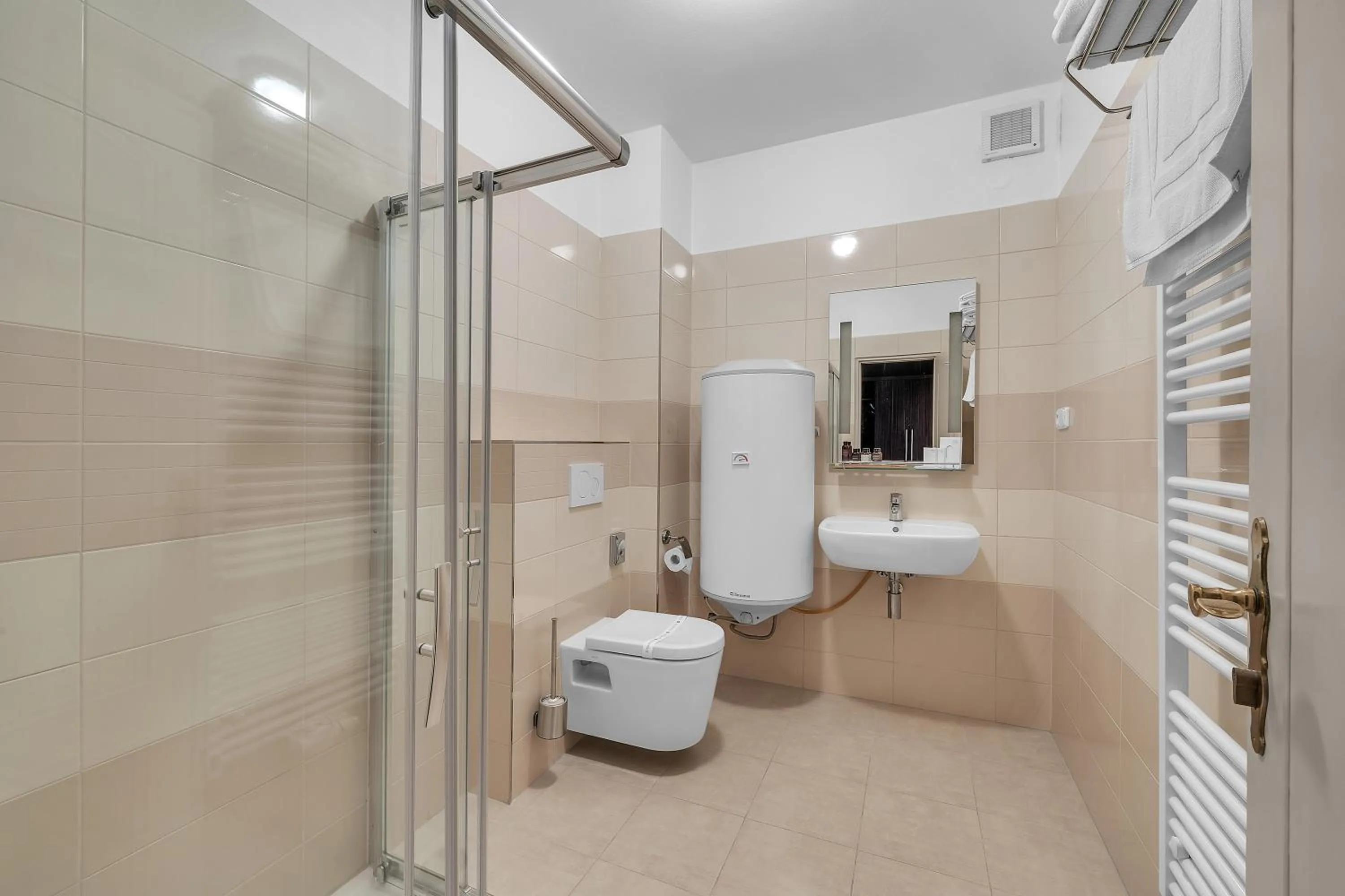 Toilet in Hotel Nelly Kellys