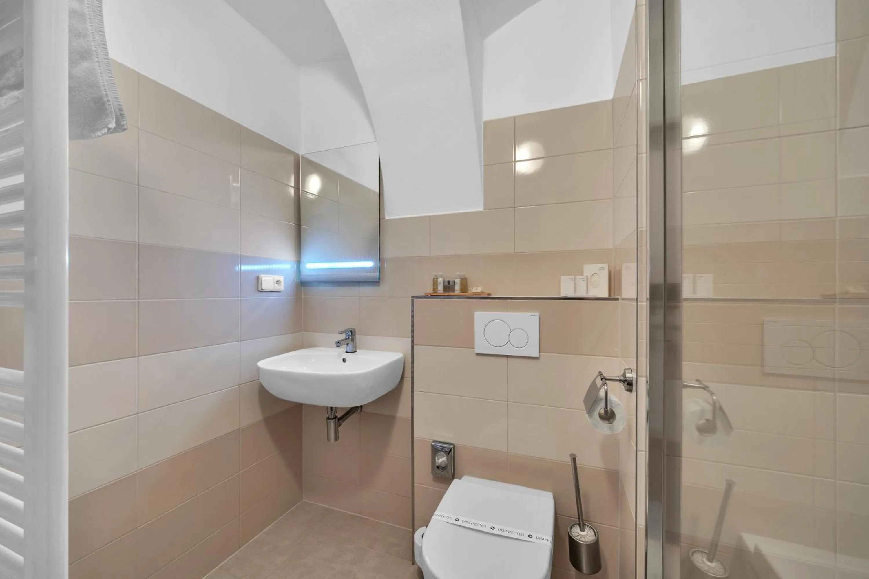 Toilet in Hotel Nelly Kellys