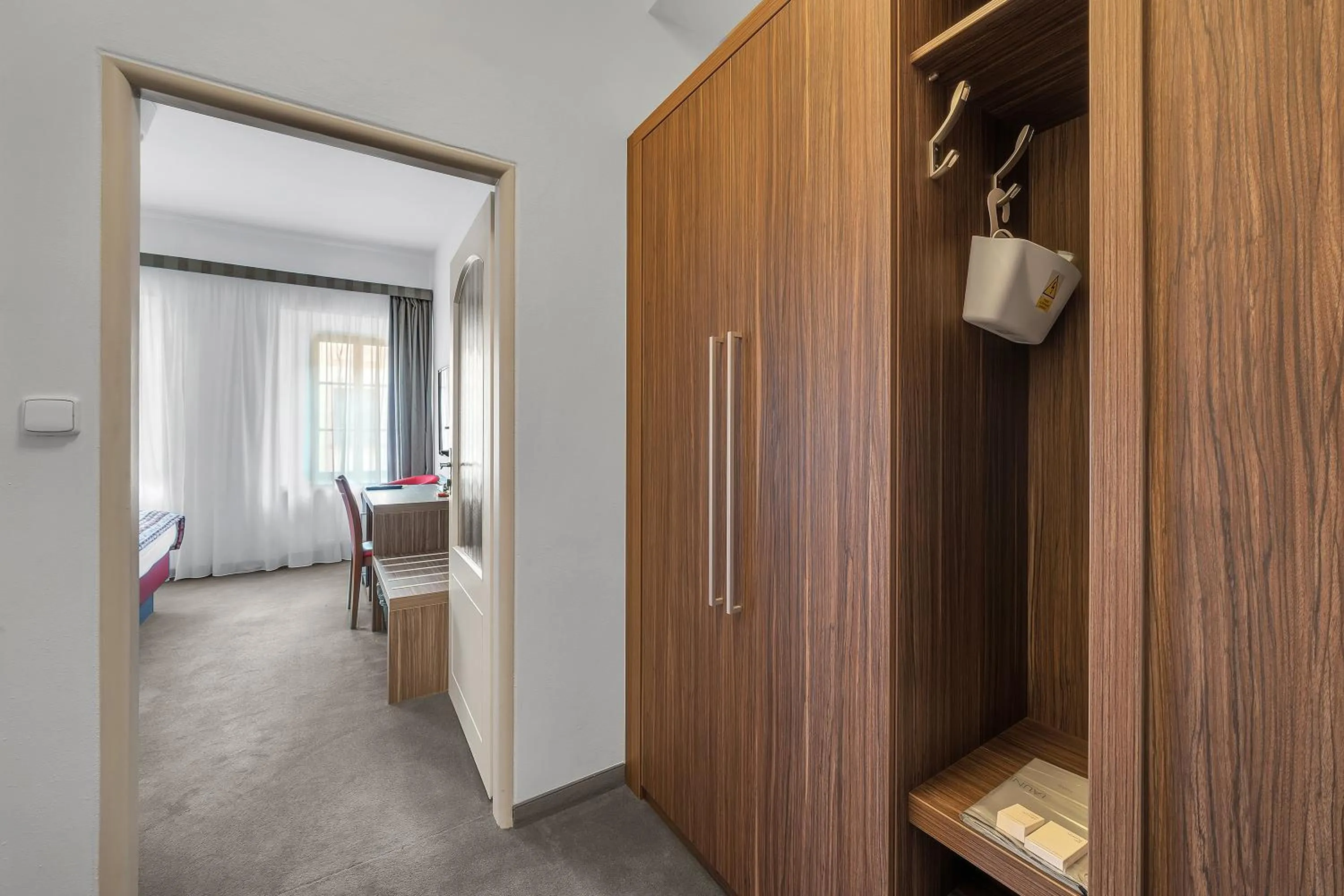 wardrobe in Hotel Nelly Kellys