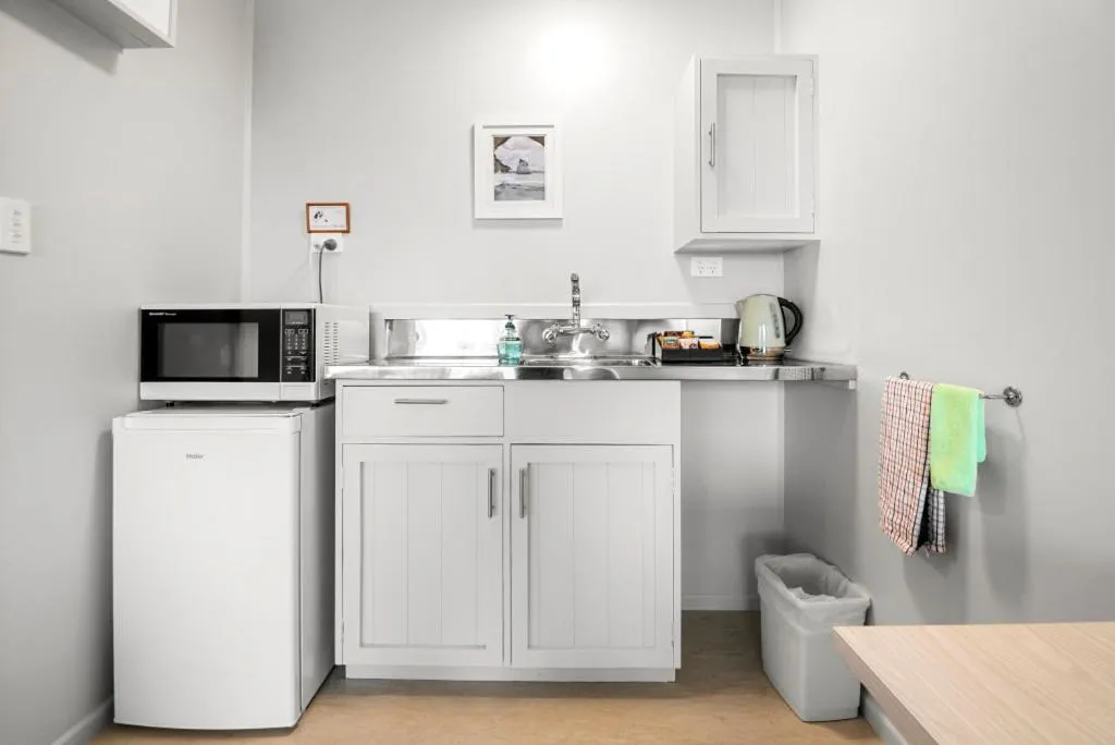 Kitchen or kitchenette in Te Aroha Motel