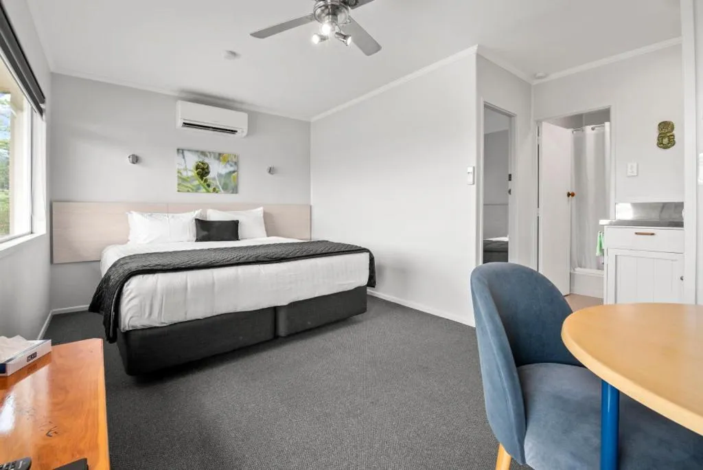 Photo of the whole room, Bed in Te Aroha Motel