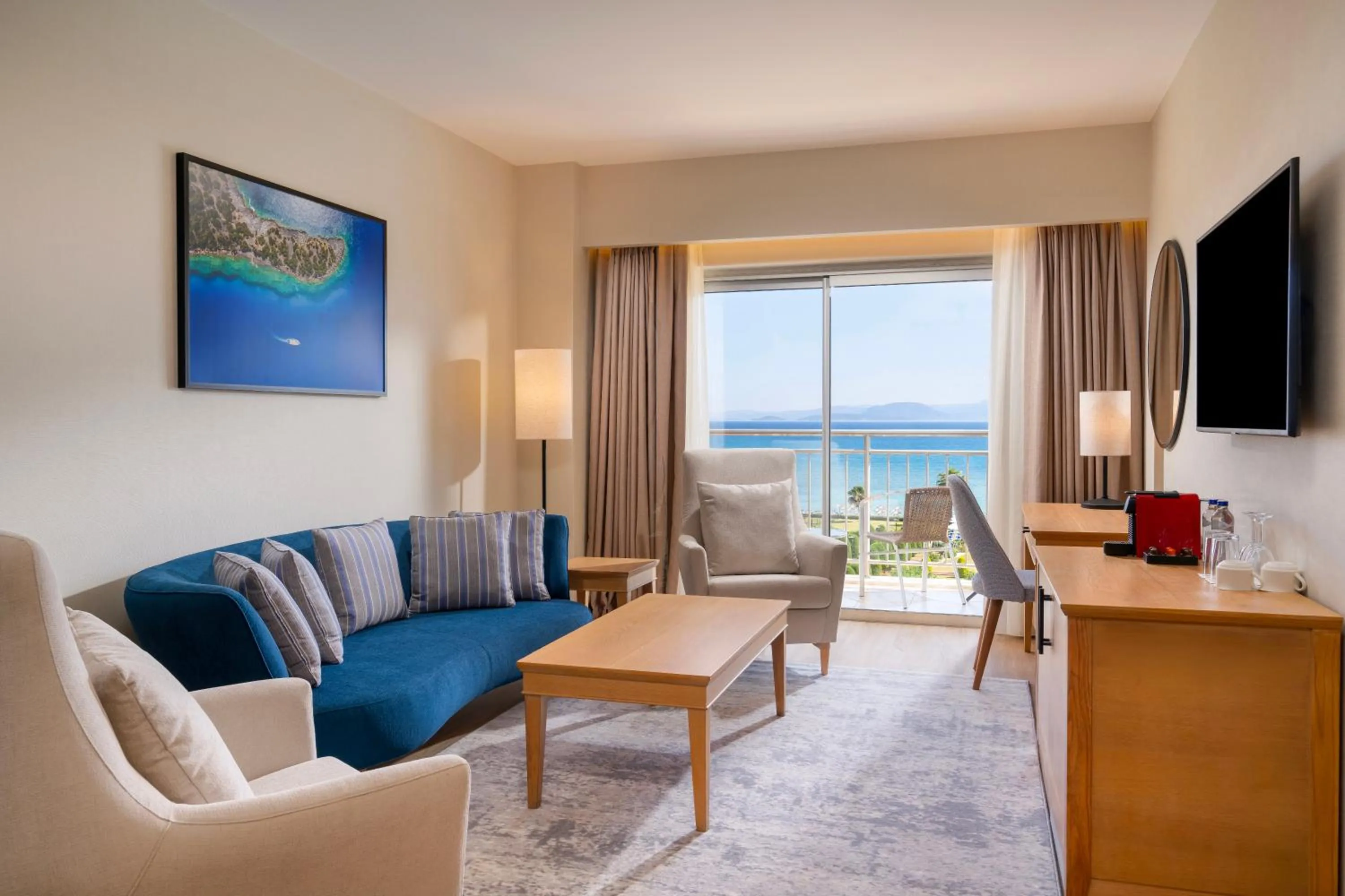 Communal lounge/ TV room in Radisson Blu Resort & Spa Cesme