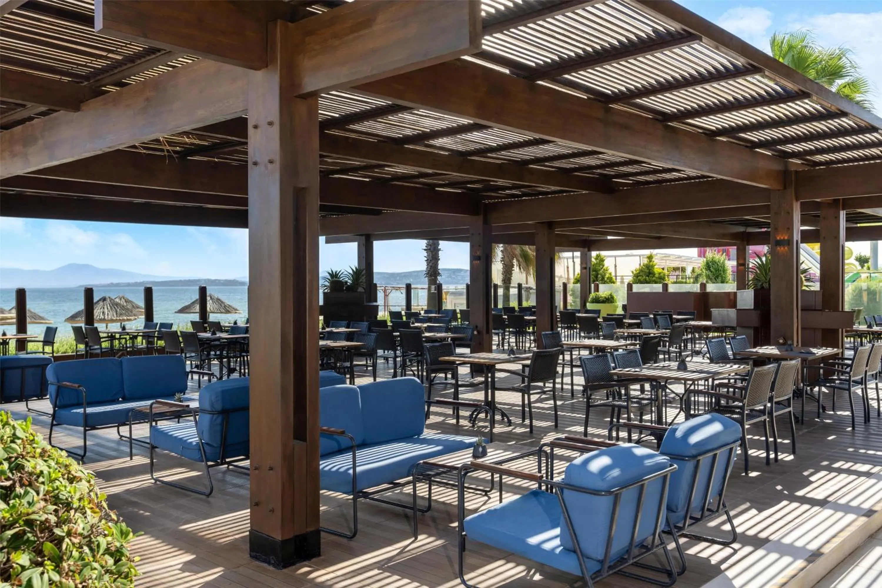 Lounge or bar in Radisson Blu Resort & Spa Cesme