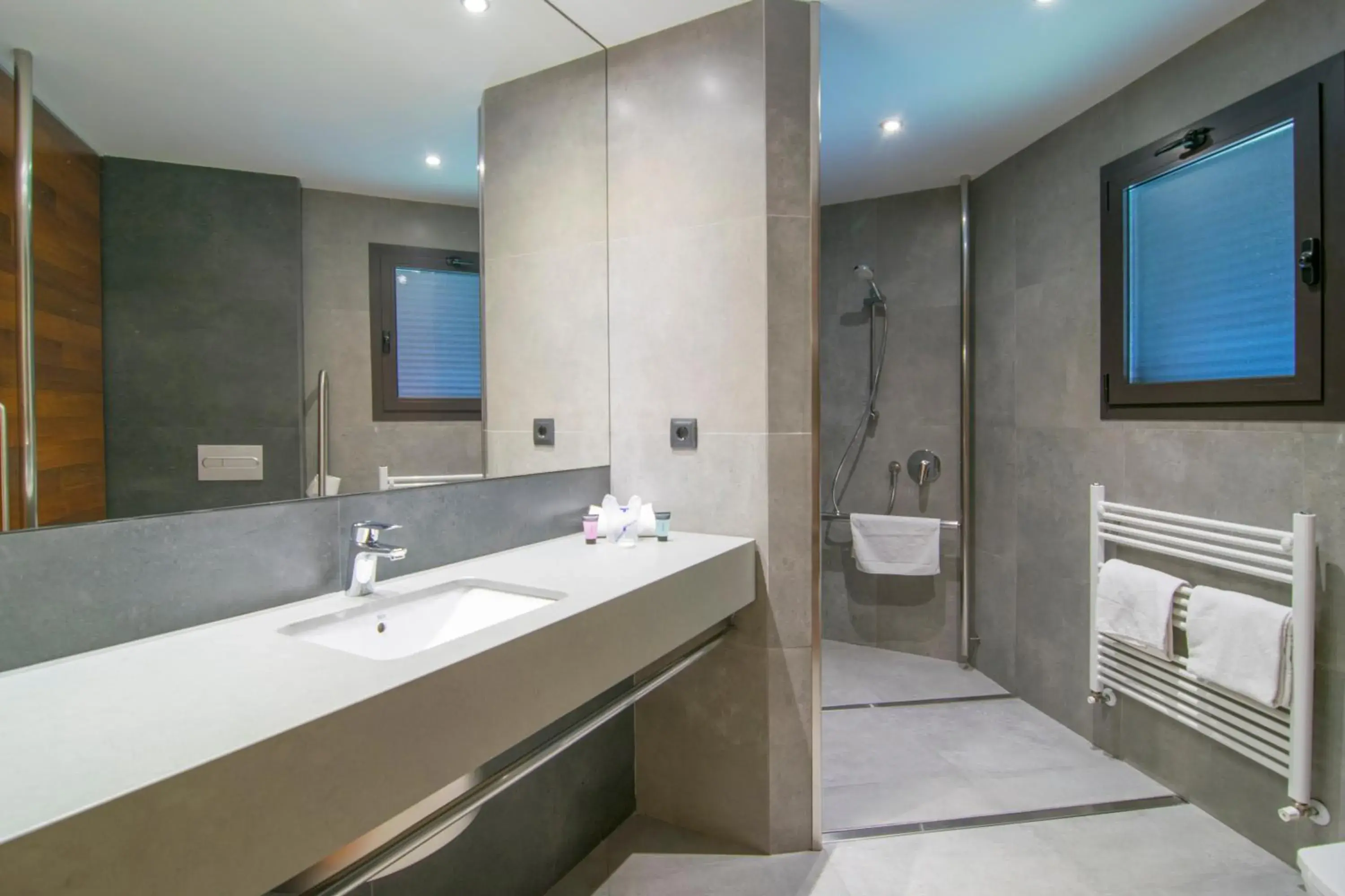 Bathroom in Hotel America Igualada Bathroom in Hotel America Igualada