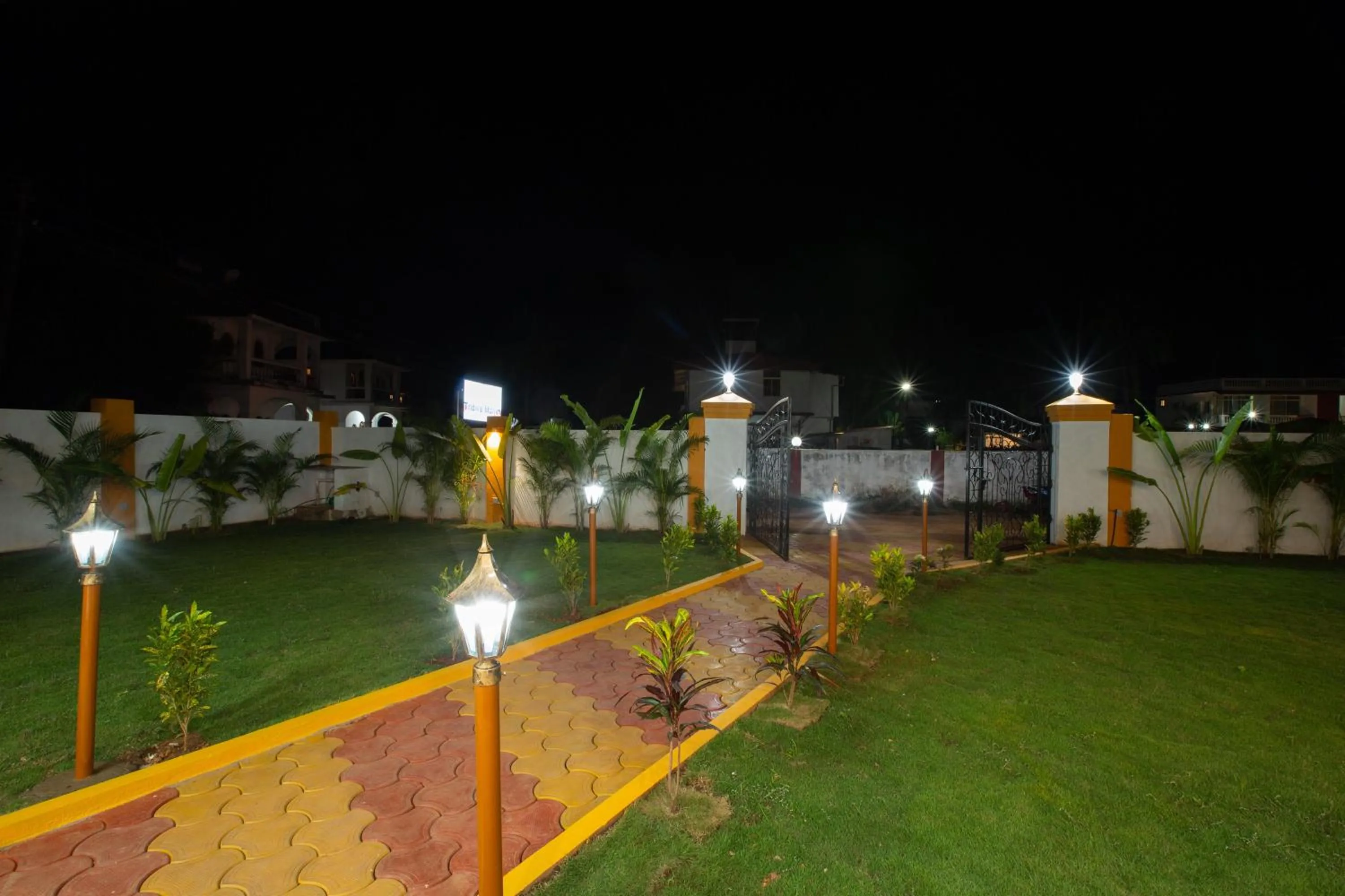 Night in Tridiva Morjim 150 Meters to Morjim Beach