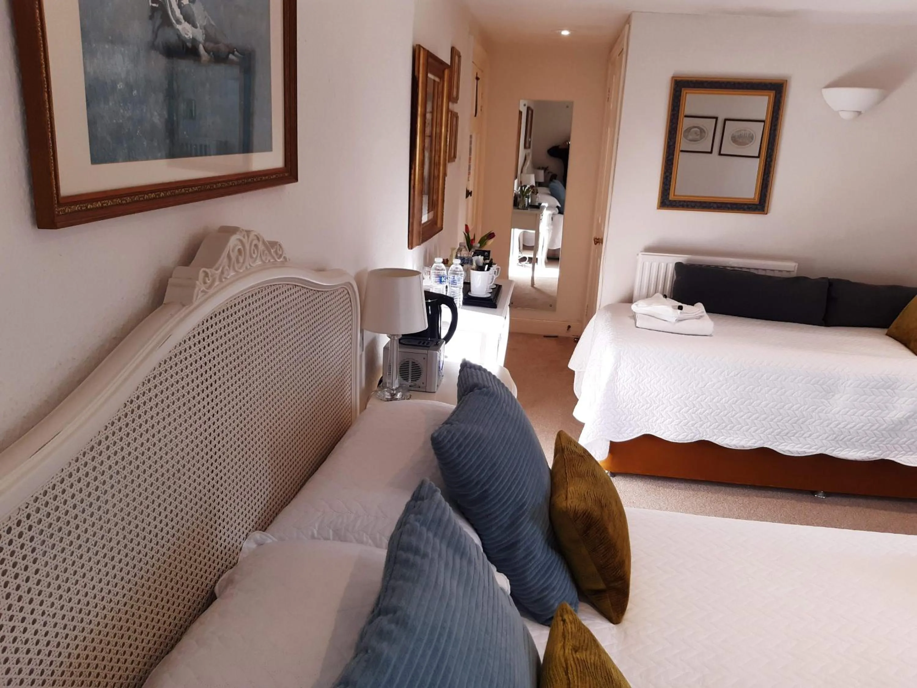 Photo of the whole room, Bed in Brocks