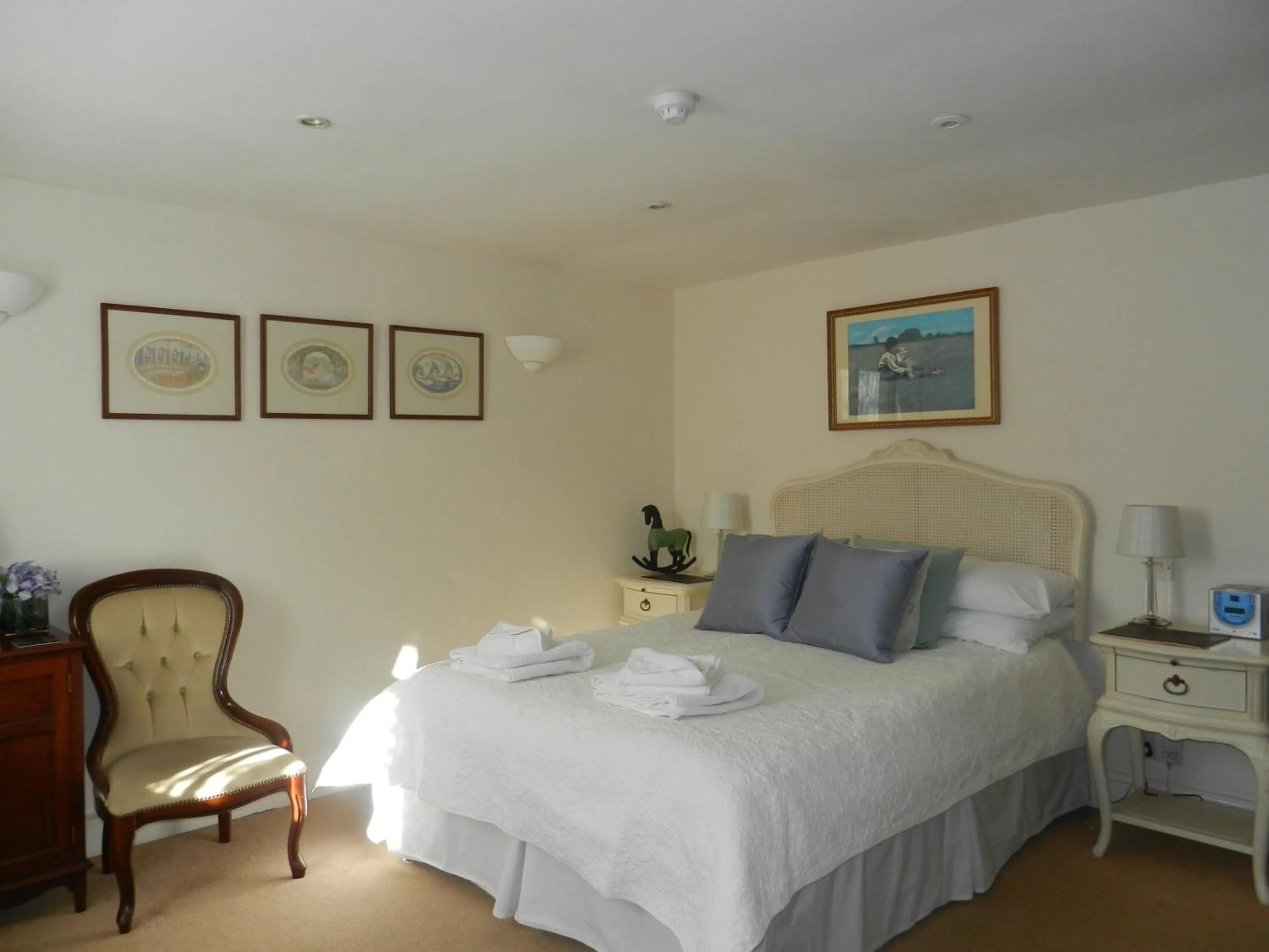 Bedroom, Bed in Brocks