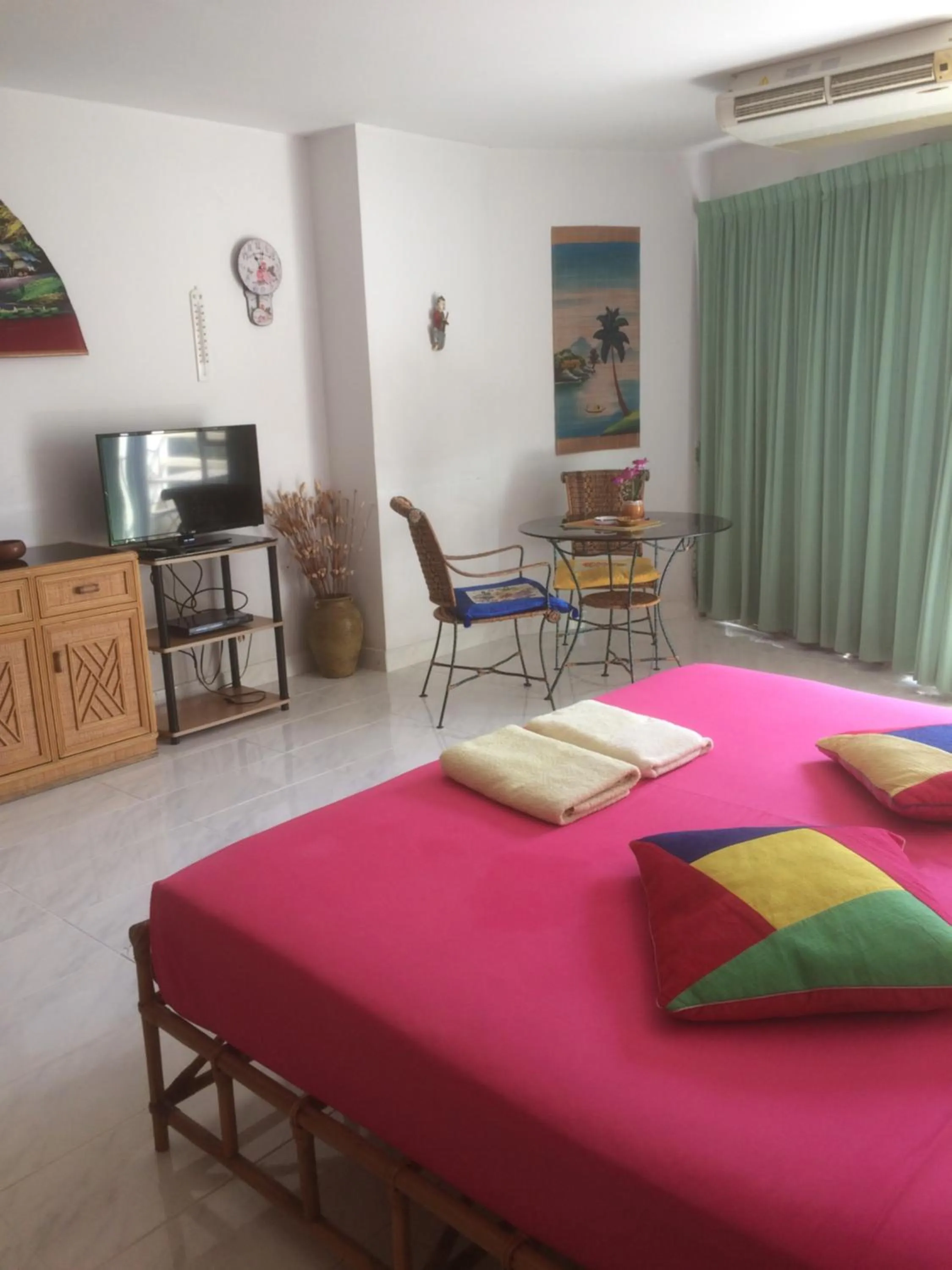 Living room, Bed in B&B view talay 1 jomtien pattaya