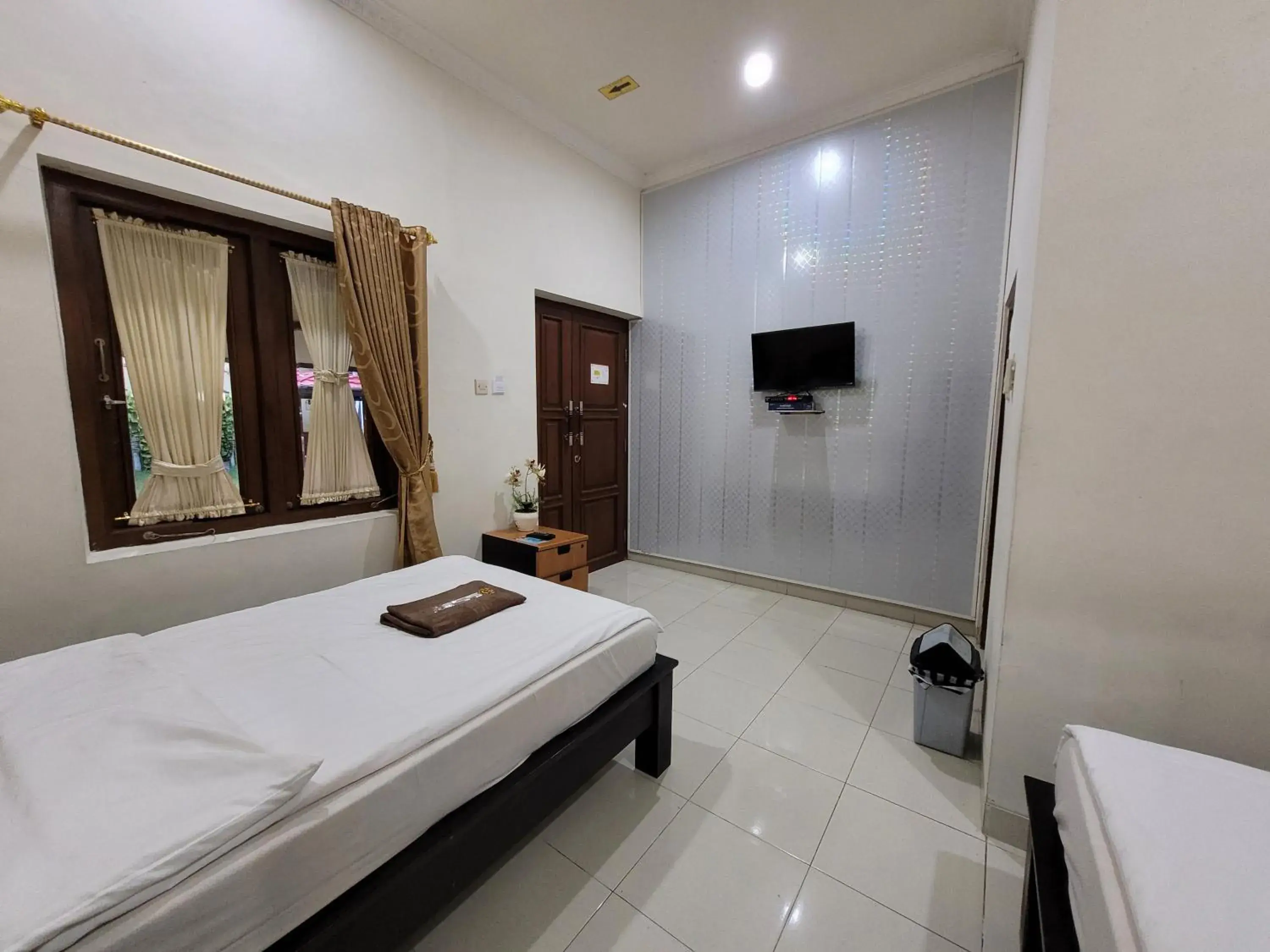 Deluxe Twin Room in Ndalem Katong Guest House Ponorogo Deluxe Twin Room in Ndalem Katong Guest House Ponorogo
