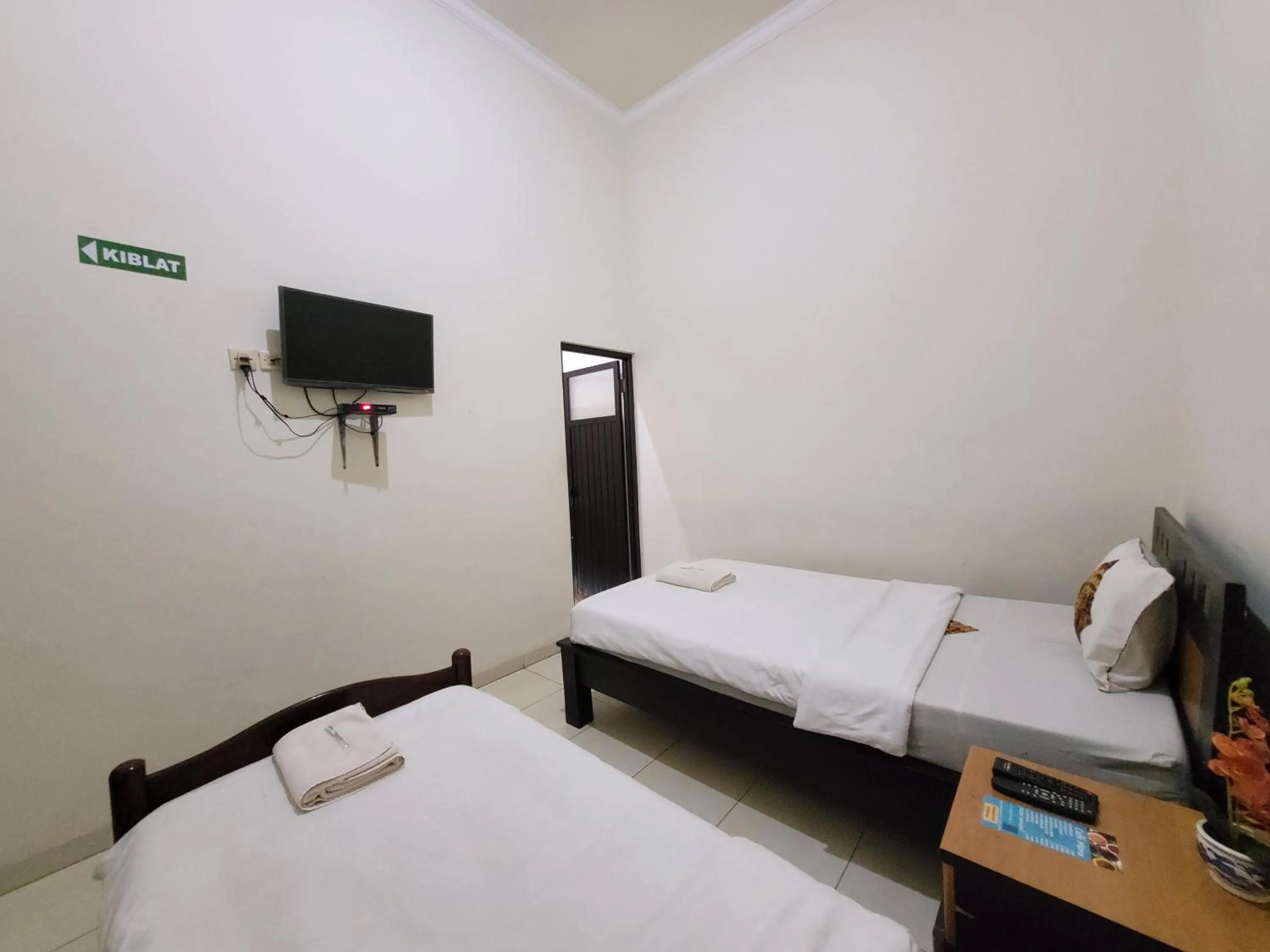 Photo of the whole room in Ndalem Katong Guest House Ponorogo