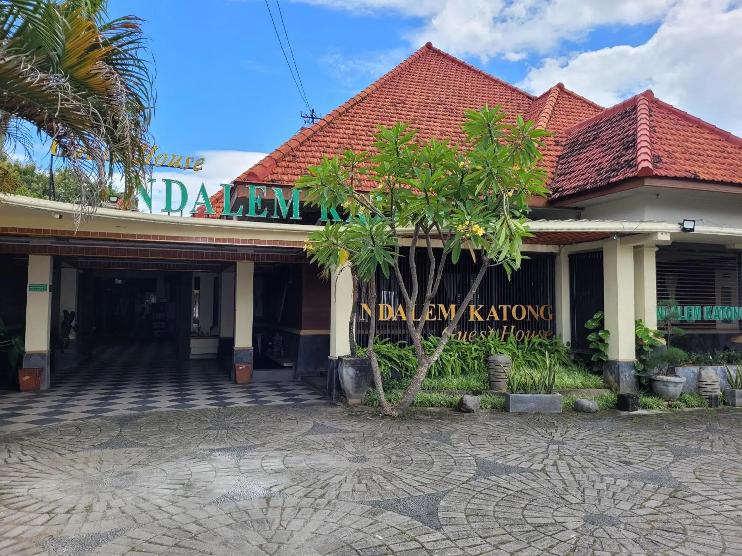 Facade/entrance in Ndalem Katong Guest House Ponorogo Facade/entrance in Ndalem Katong Guest House Ponorogo