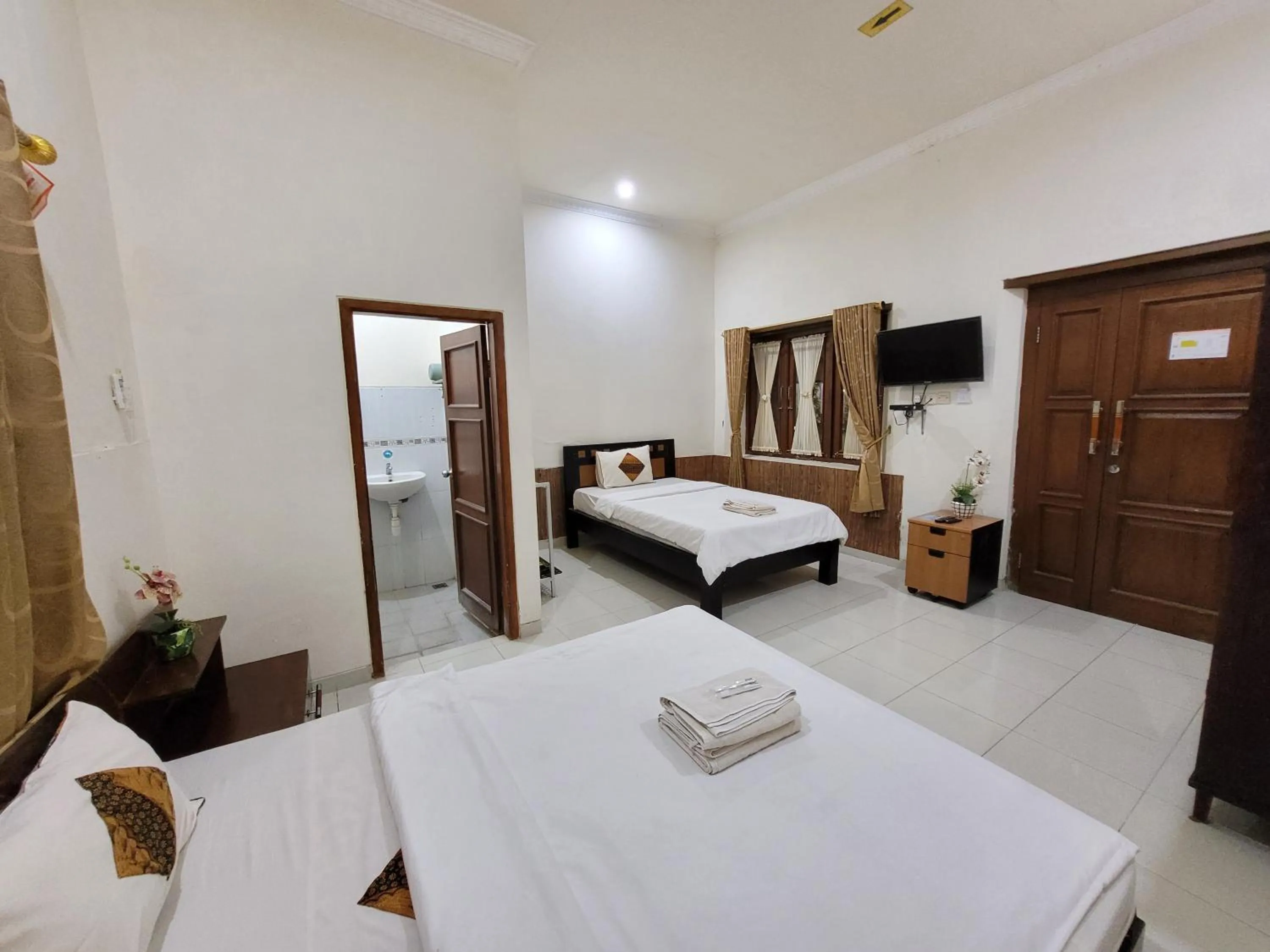 Photo of the whole room in Ndalem Katong Guest House Ponorogo