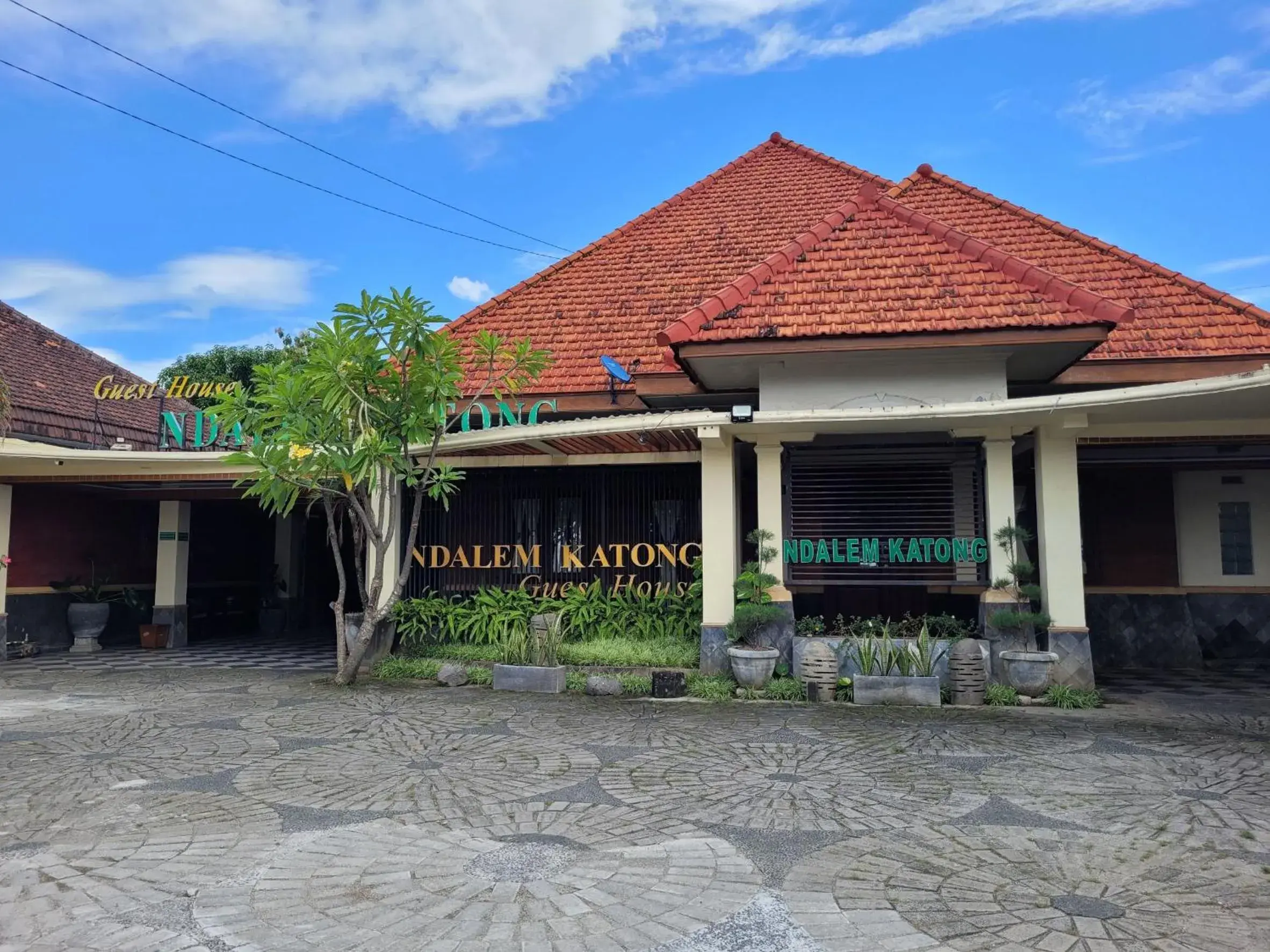 Facade/entrance in Ndalem Katong Guest House Ponorogo Facade/entrance in Ndalem Katong Guest House Ponorogo