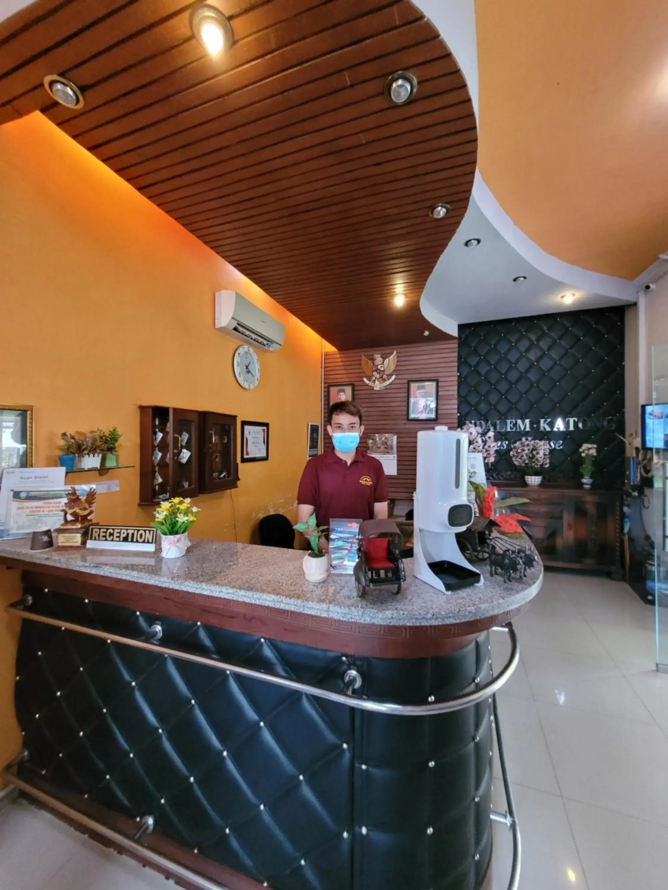 Lobby or reception in Ndalem Katong Guest House Ponorogo Lobby or reception in Ndalem Katong Guest House Ponorogo