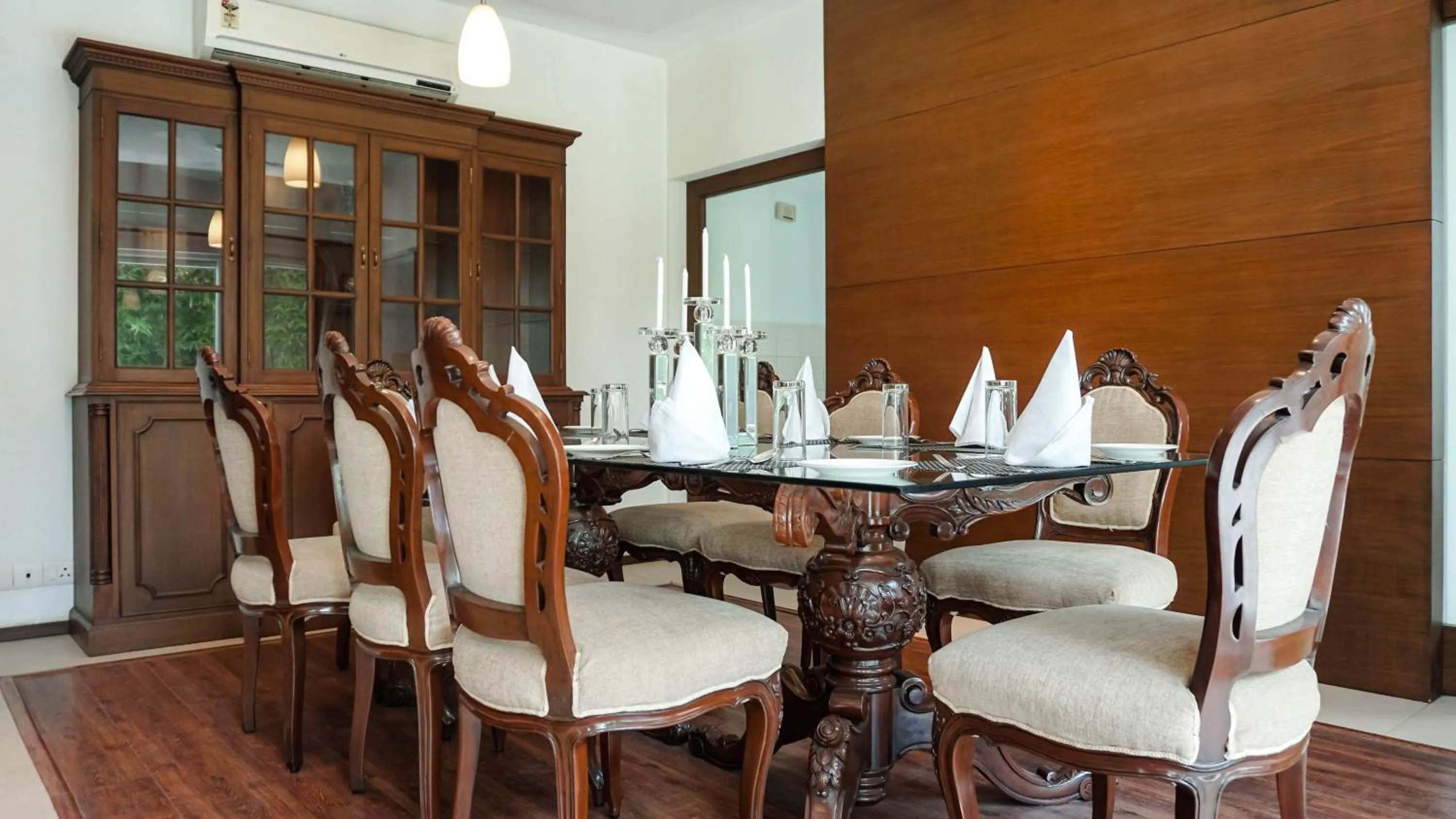 Dining area in Amatra By The Ganges