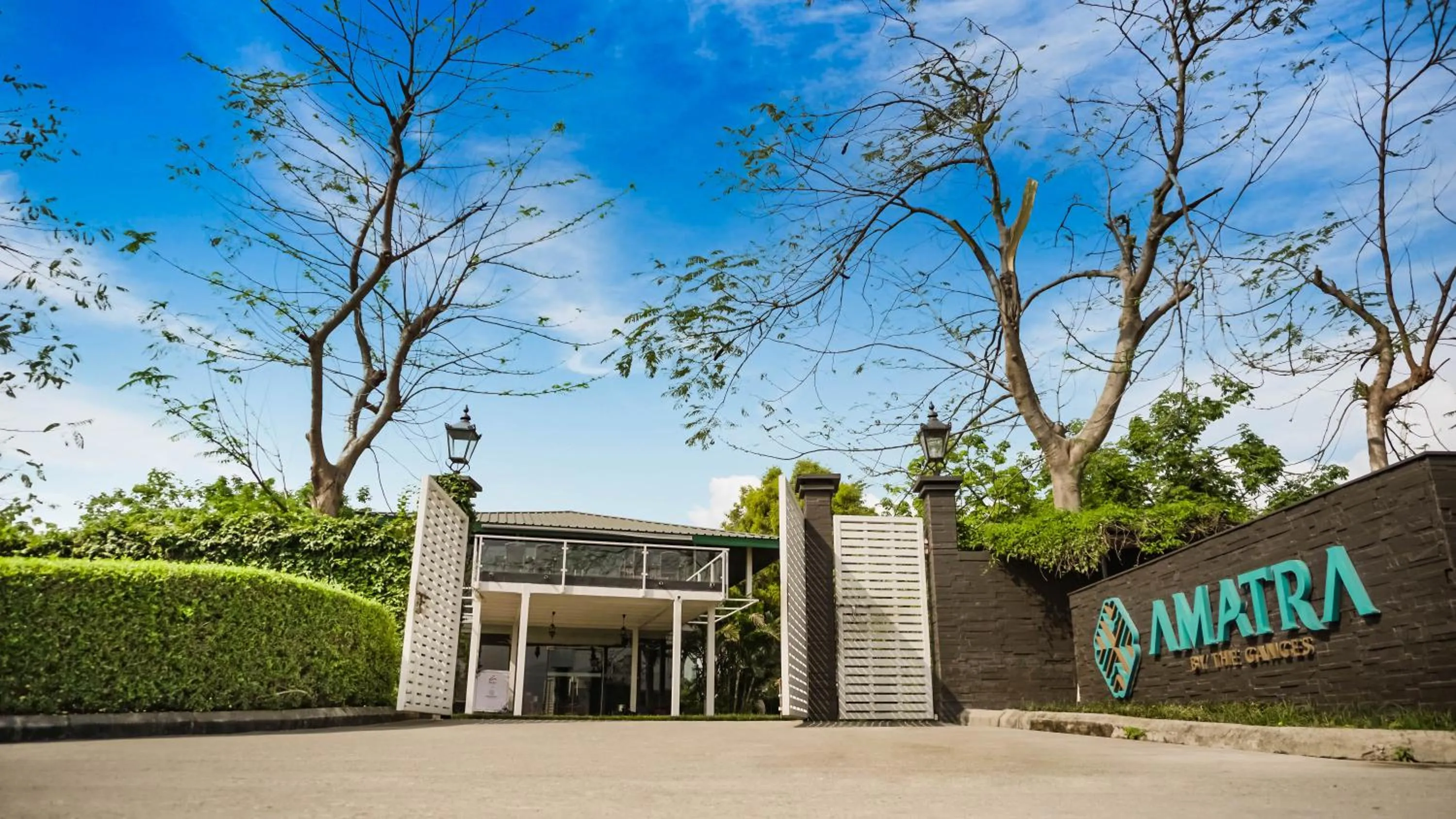 Property building in Amatra By The Ganges