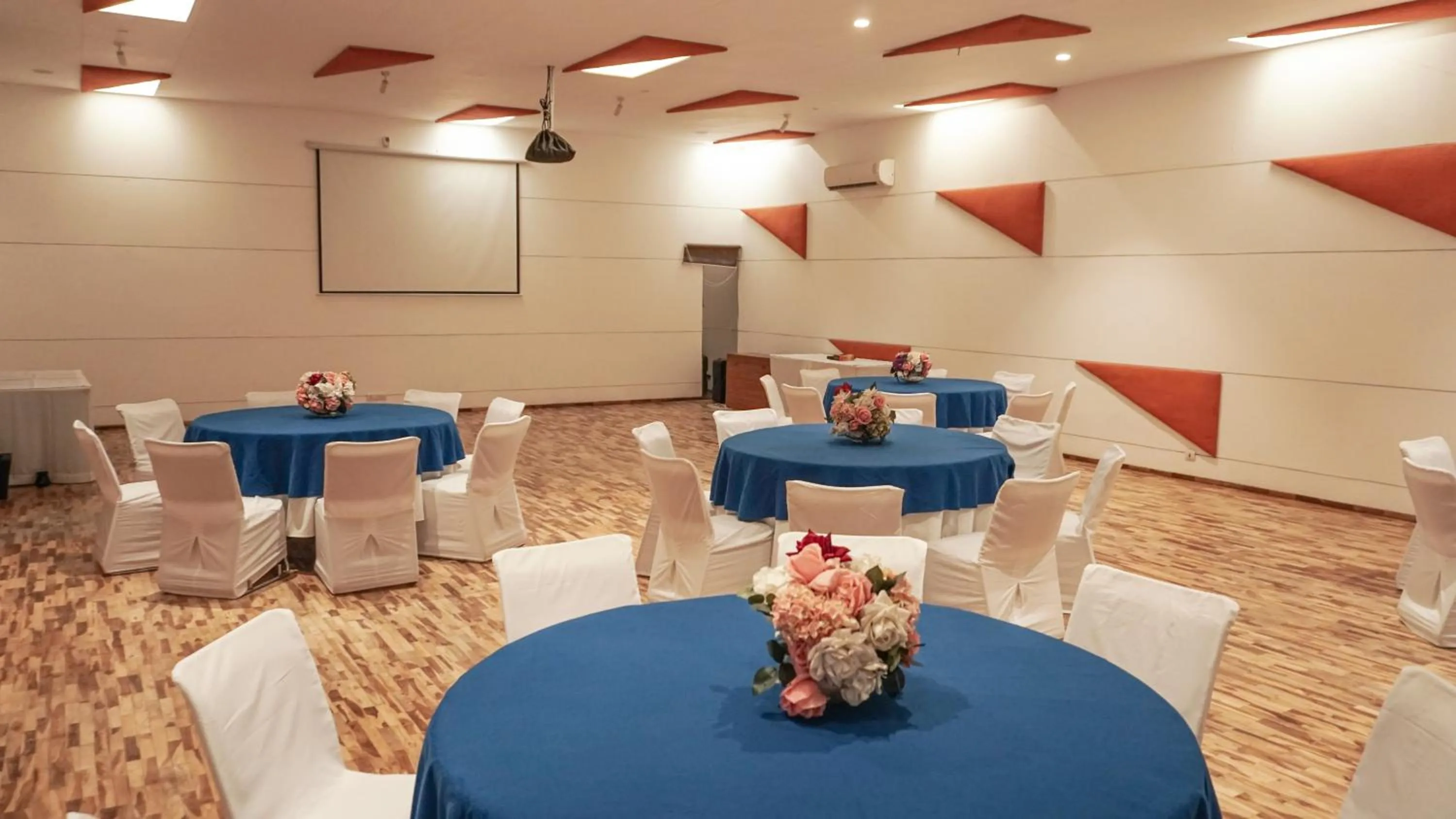 Business facilities in Amatra By The Ganges