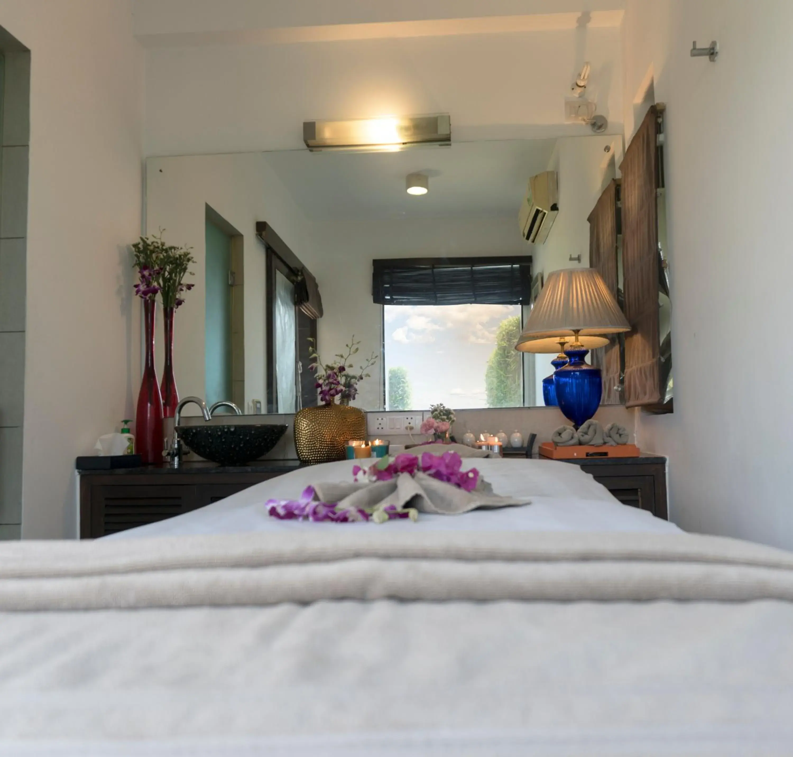 Massage, Bed in Amatra By The Ganges Massage, Bed in Amatra By The Ganges
