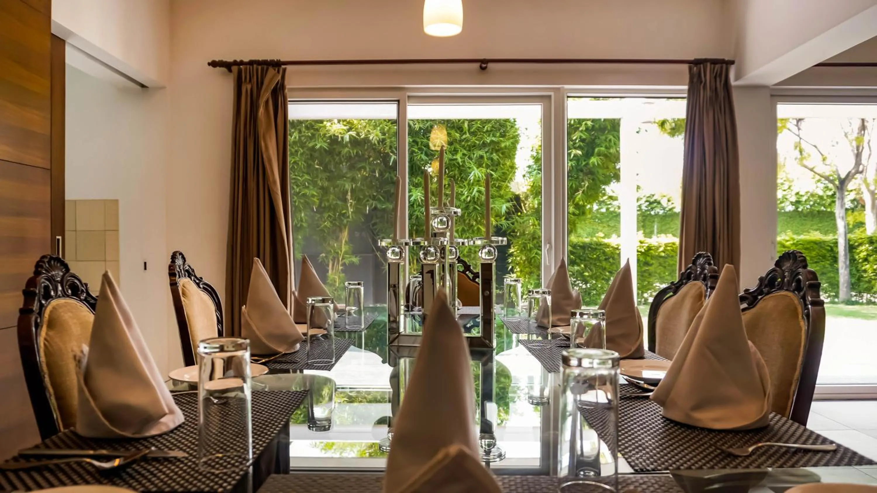 Dining area in Amatra By The Ganges