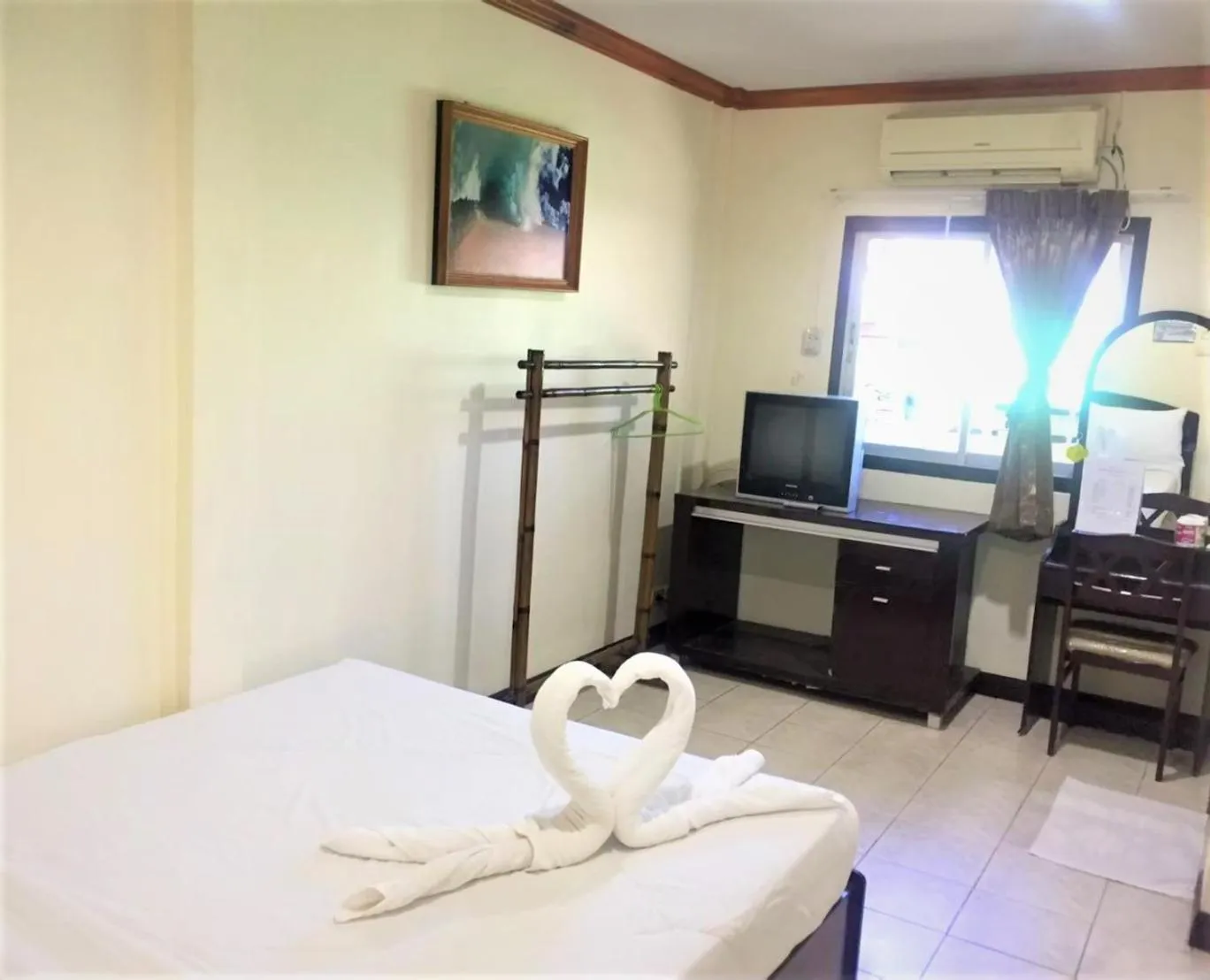 Photo of the whole room, Bed in Golden Bee PhiPhi