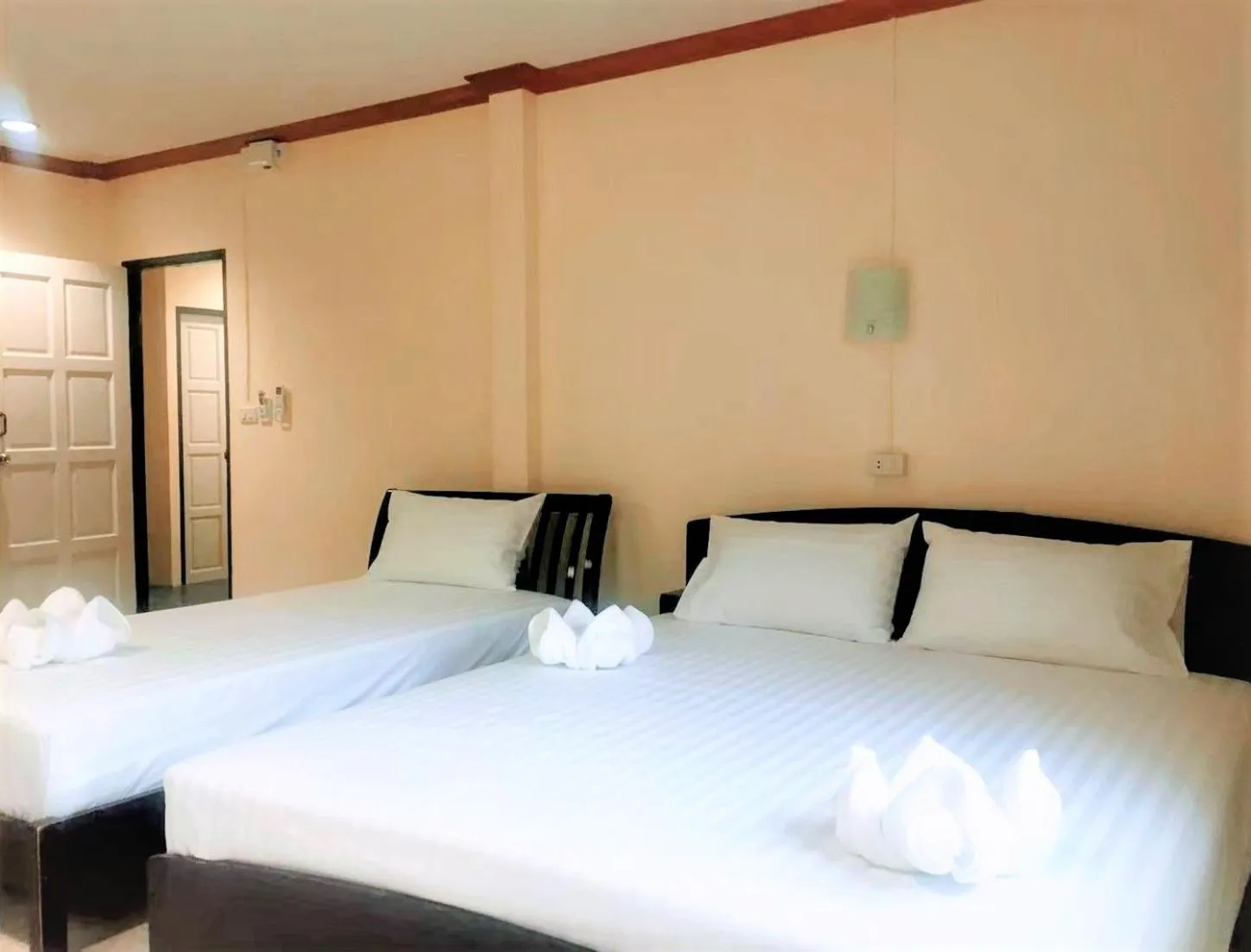 Photo of the whole room, Bed in Golden Bee PhiPhi