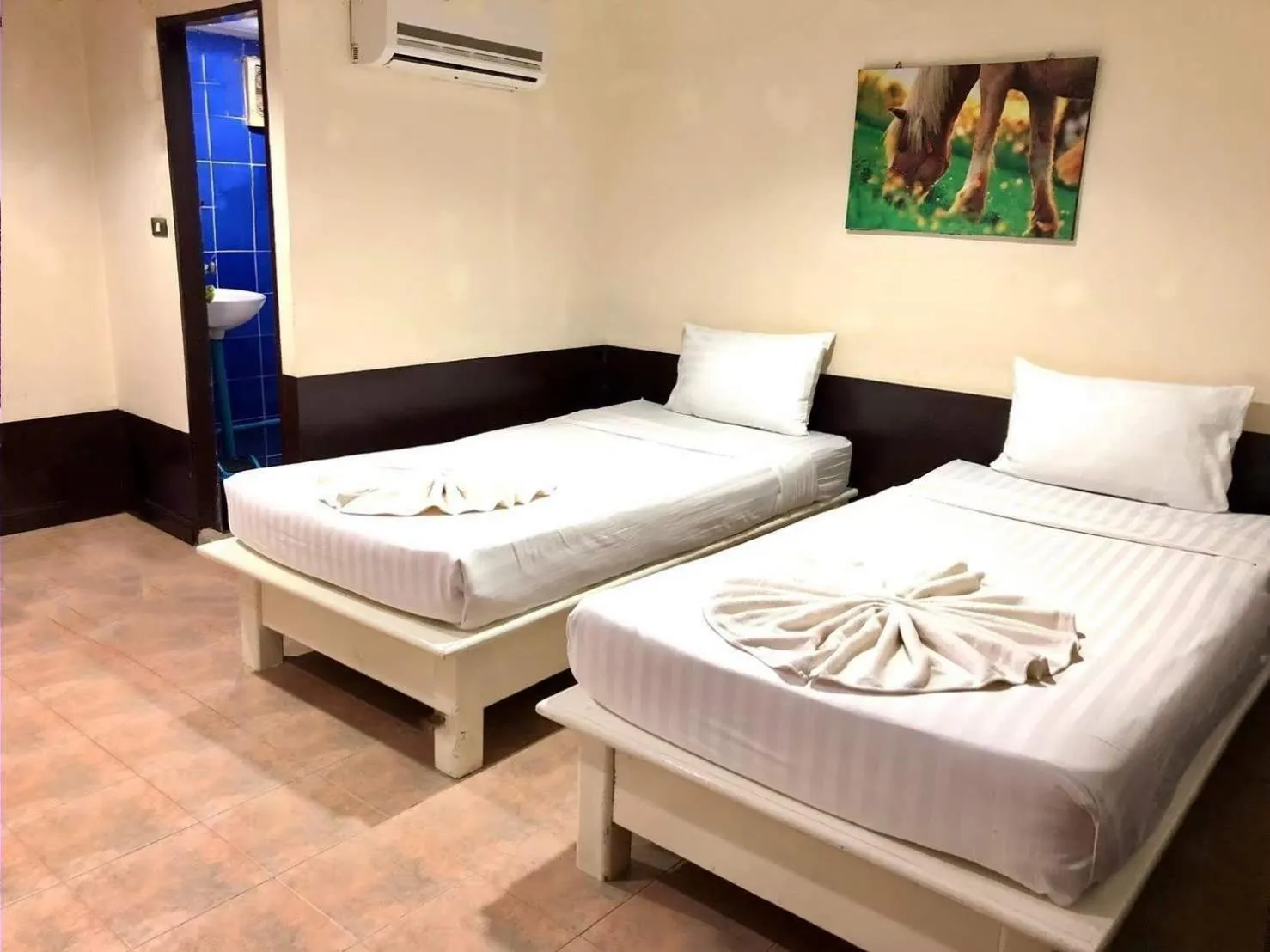 Bedroom, Bed in Golden Bee PhiPhi